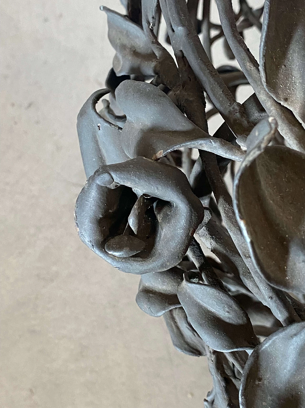 Wrought iron vase holder with floral and leaf motifs, 1940s 3