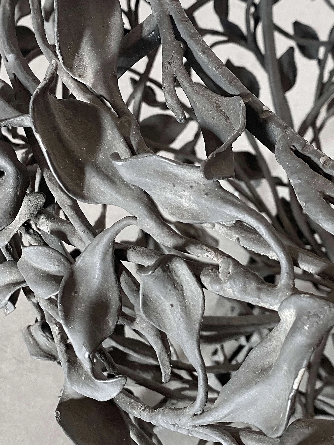 Wrought iron vase holder with floral and leaf motifs, 1940s 5