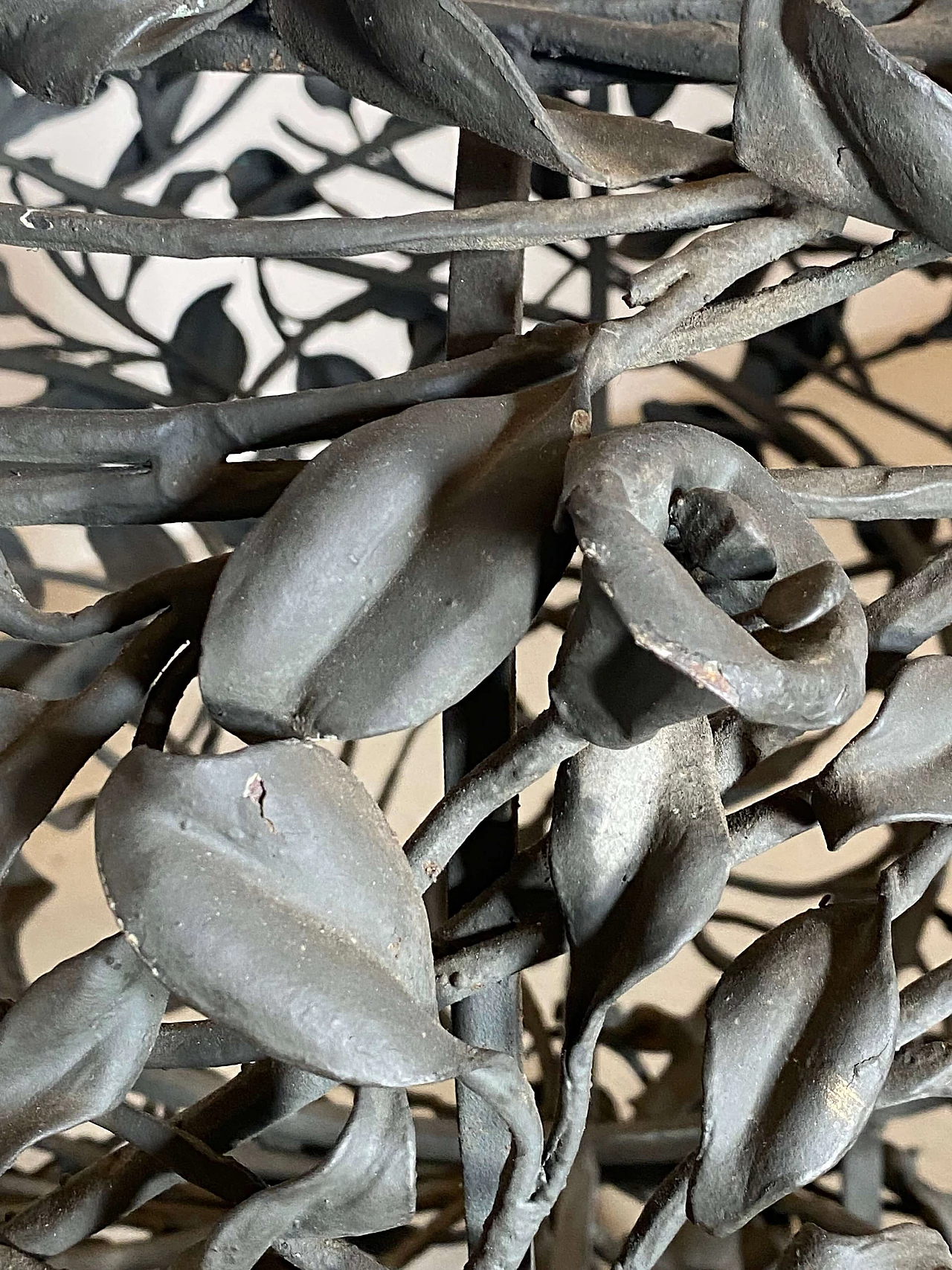 Wrought iron vase holder with floral and leaf motifs, 1940s 6