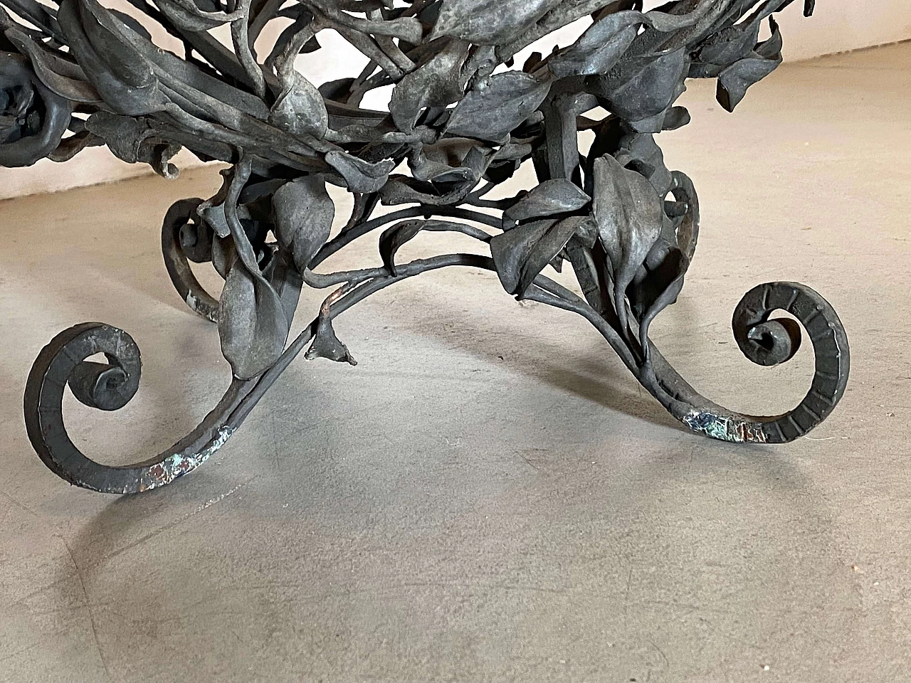 Wrought iron vase holder with floral and leaf motifs, 1940s 7