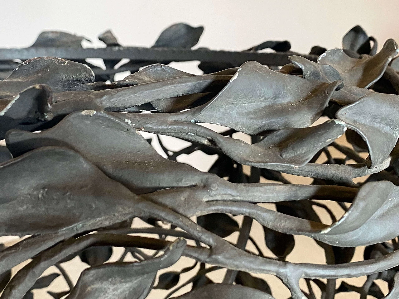 Wrought iron vase holder with floral and leaf motifs, 1940s 8