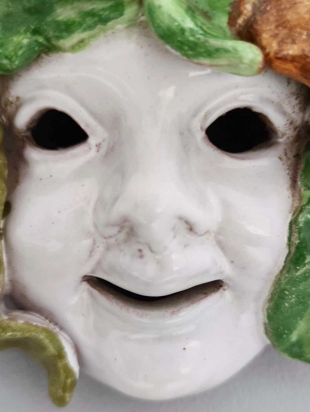 Maschera da commedia in terracotta attribuibile a Eugenio Pattarino, anni '60 7