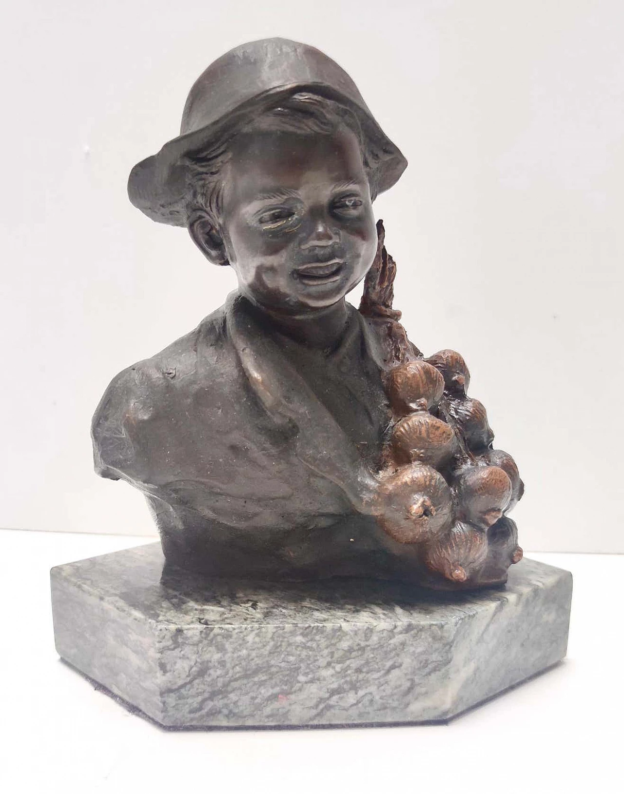 Scultura in bronzo raffigurante un bambino che vende cipolle di De Martino, anni '20 1