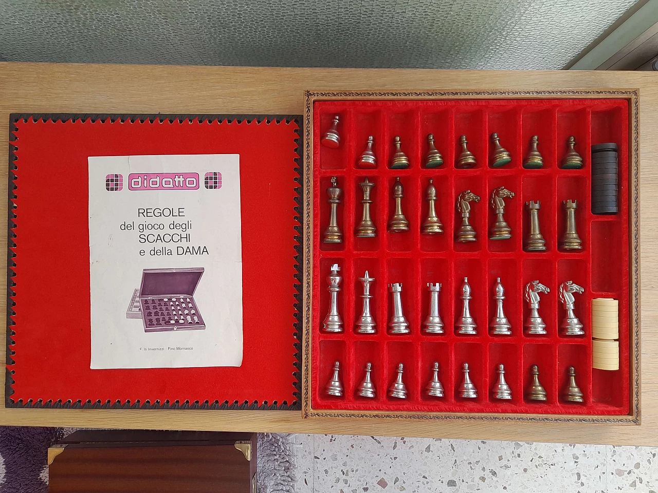 Scacchiera in pelle con pedine per dama e pezzi per scacchi, anni '80 9