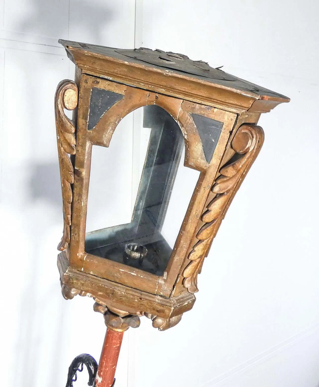 Carved, gilded and painted wooden pole lamp with wrought-iron wall fastening, 19th century 4