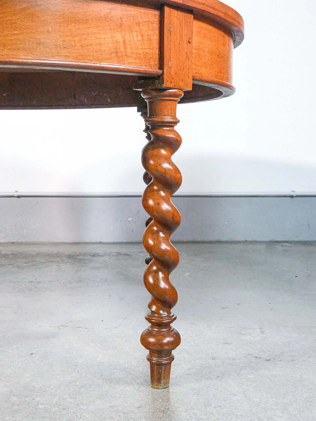 Charles X inlaid and panelled walnut round table with twisted legs, 19th century 7