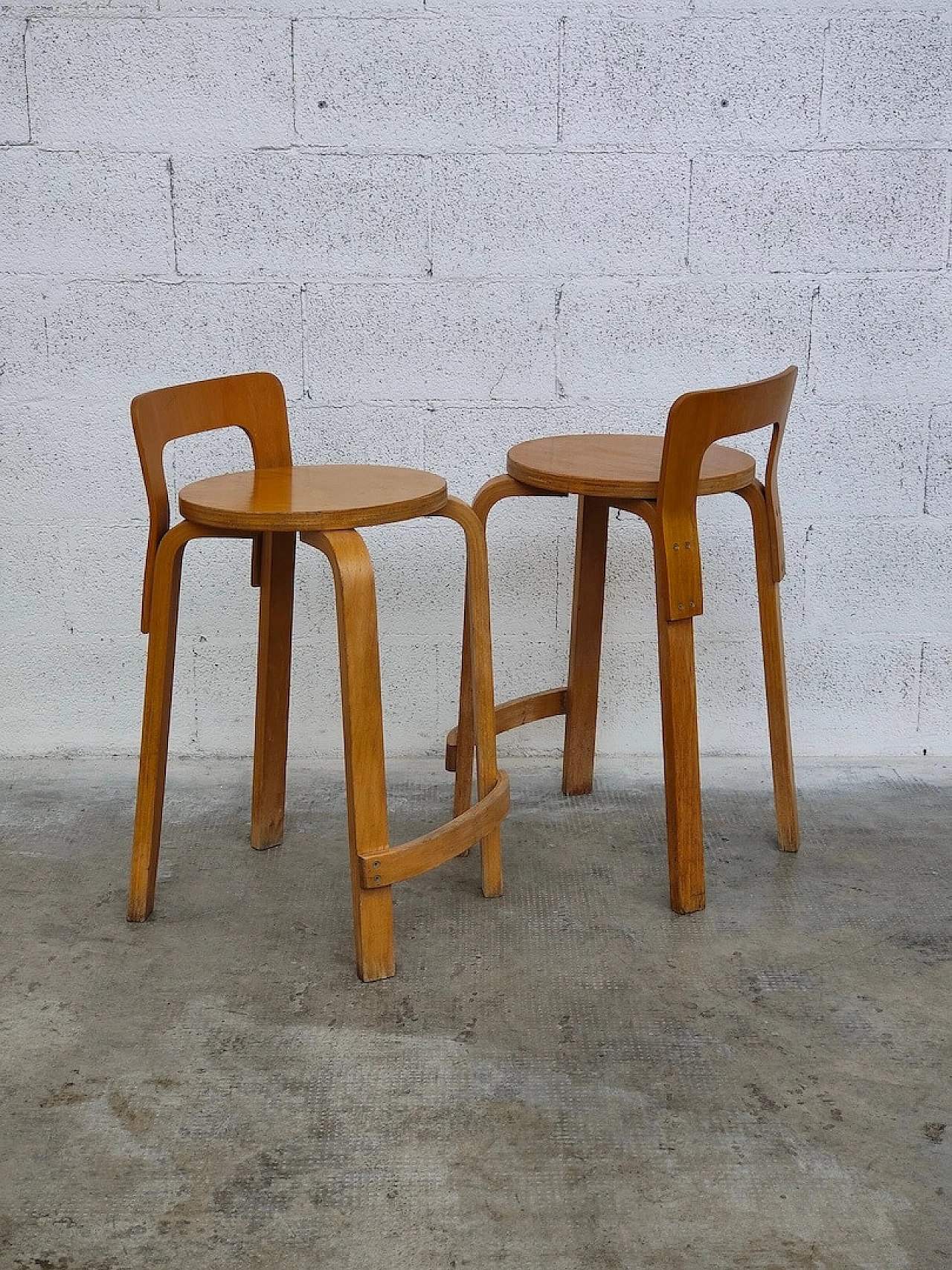 Coppia di sgabelli K65 in legno di Alvar Aalto per Artek, anni '70 3