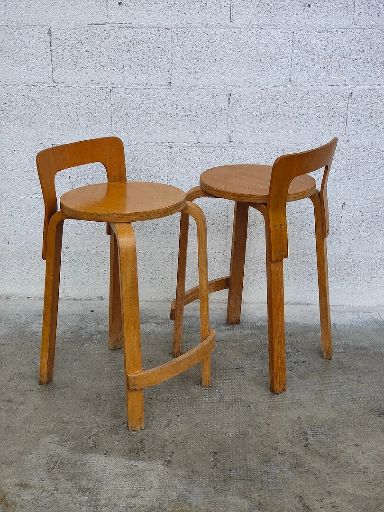 Coppia di sgabelli K65 in legno di Alvar Aalto per Artek, anni '70 5