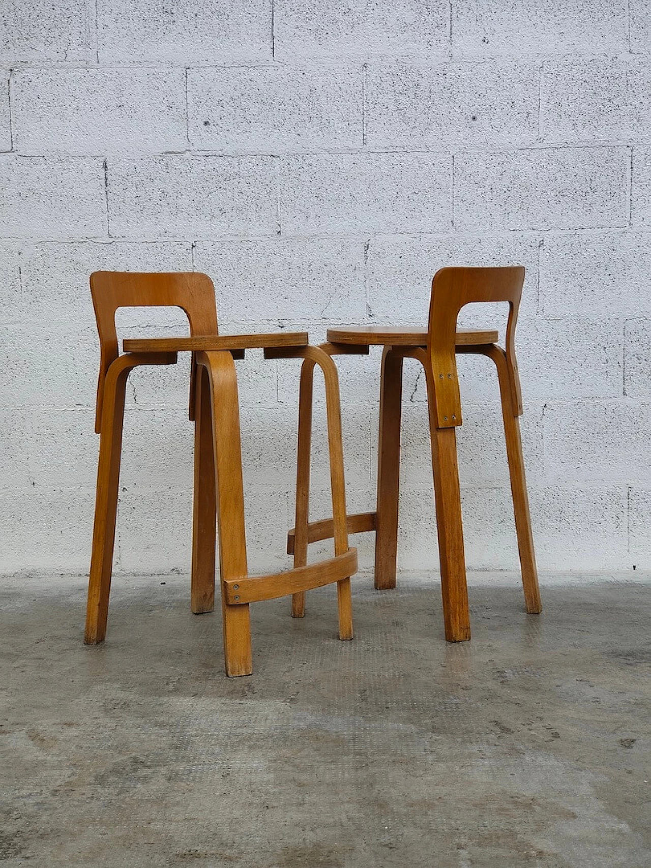 Coppia di sgabelli K65 in legno di Alvar Aalto per Artek, anni '70 6
