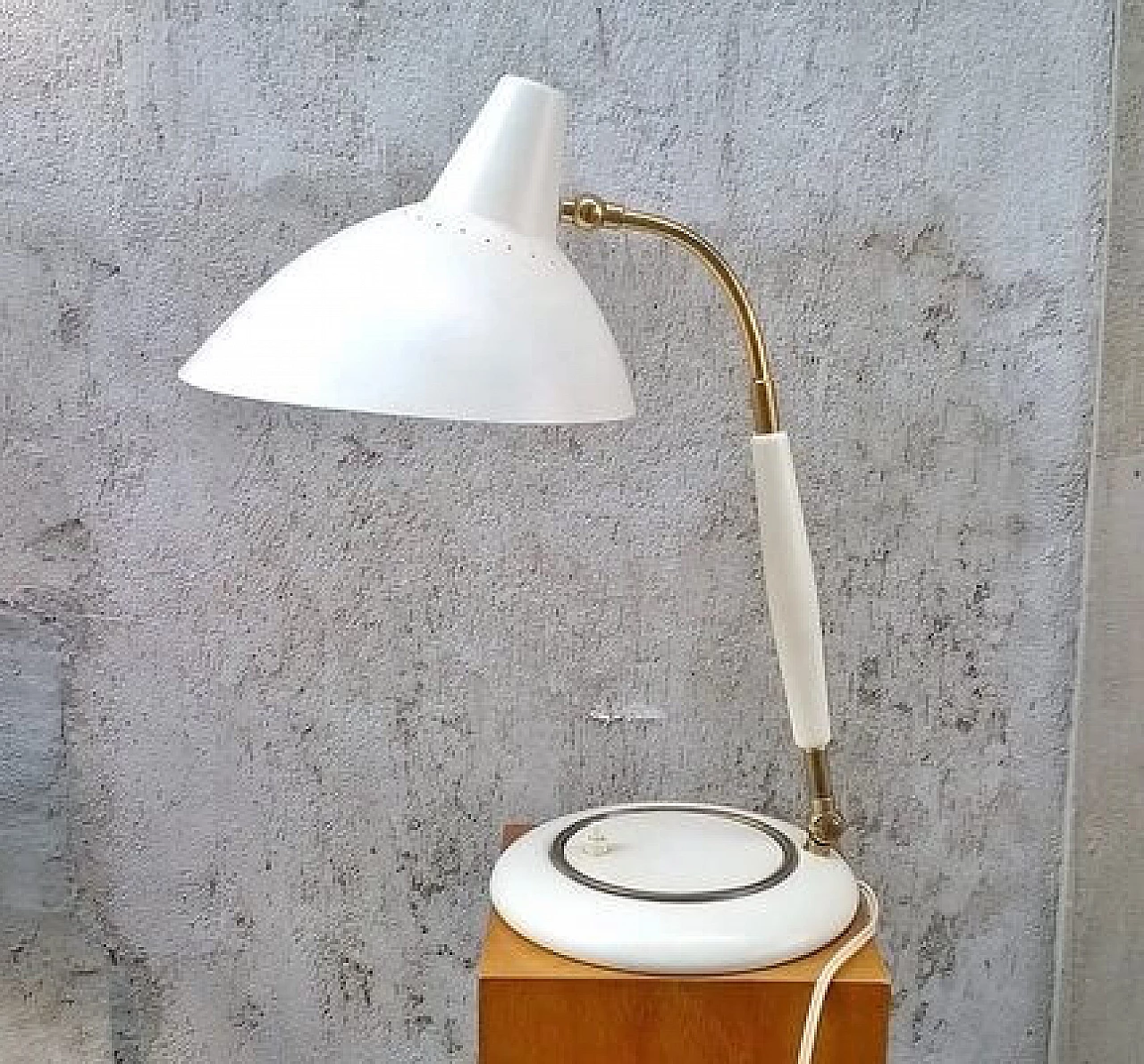 D941 table lamp in aluminium, brass and wood by Stilnovo, 1950s 1