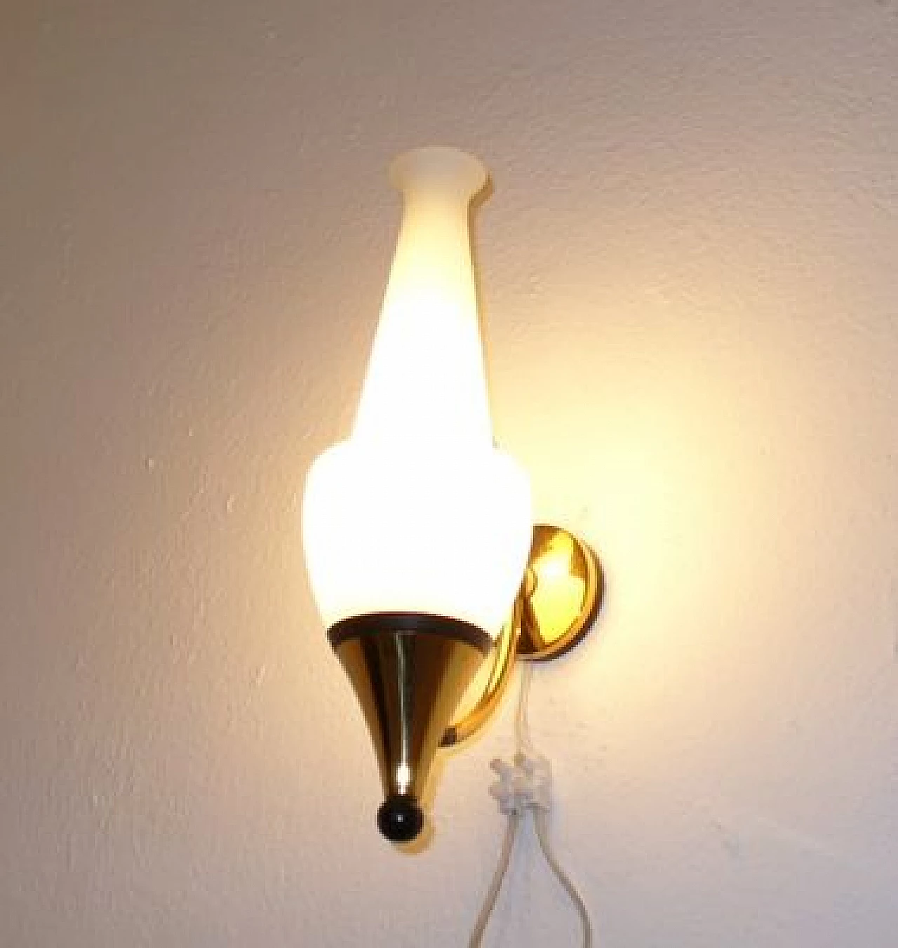 Pair of sconces in brass and milk glass by Stilnovo, 1950s 5