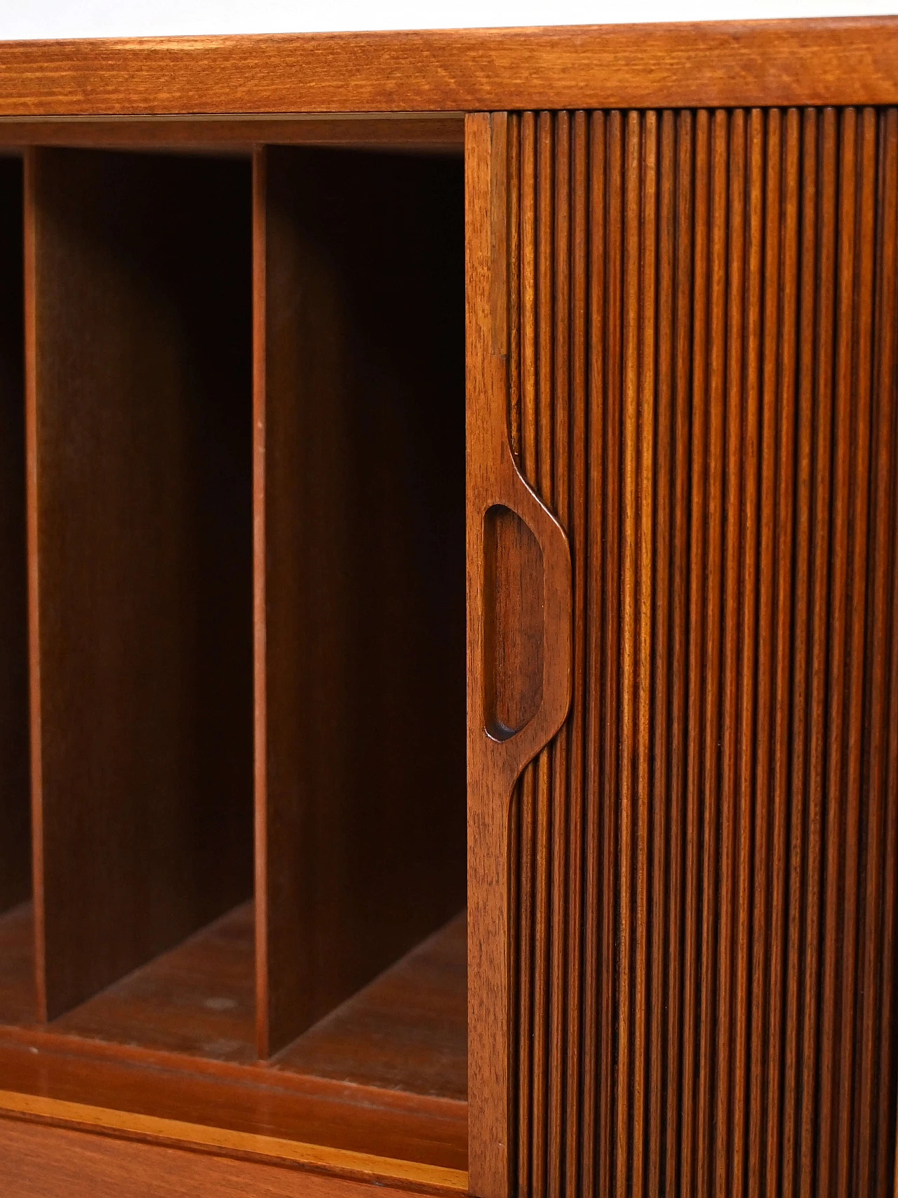 Mobile in teak per giradischi e vinili con ante a scomparsa, anni '50 11