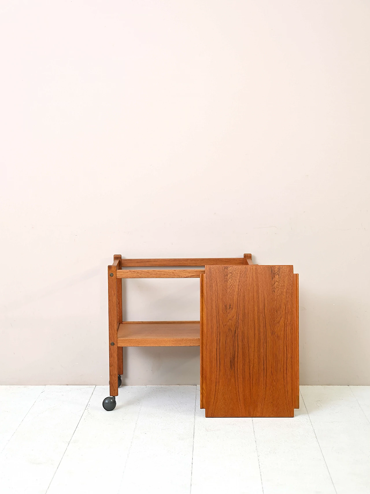 Carrello in teak a due ripiani con ruote, anni ‘60 3