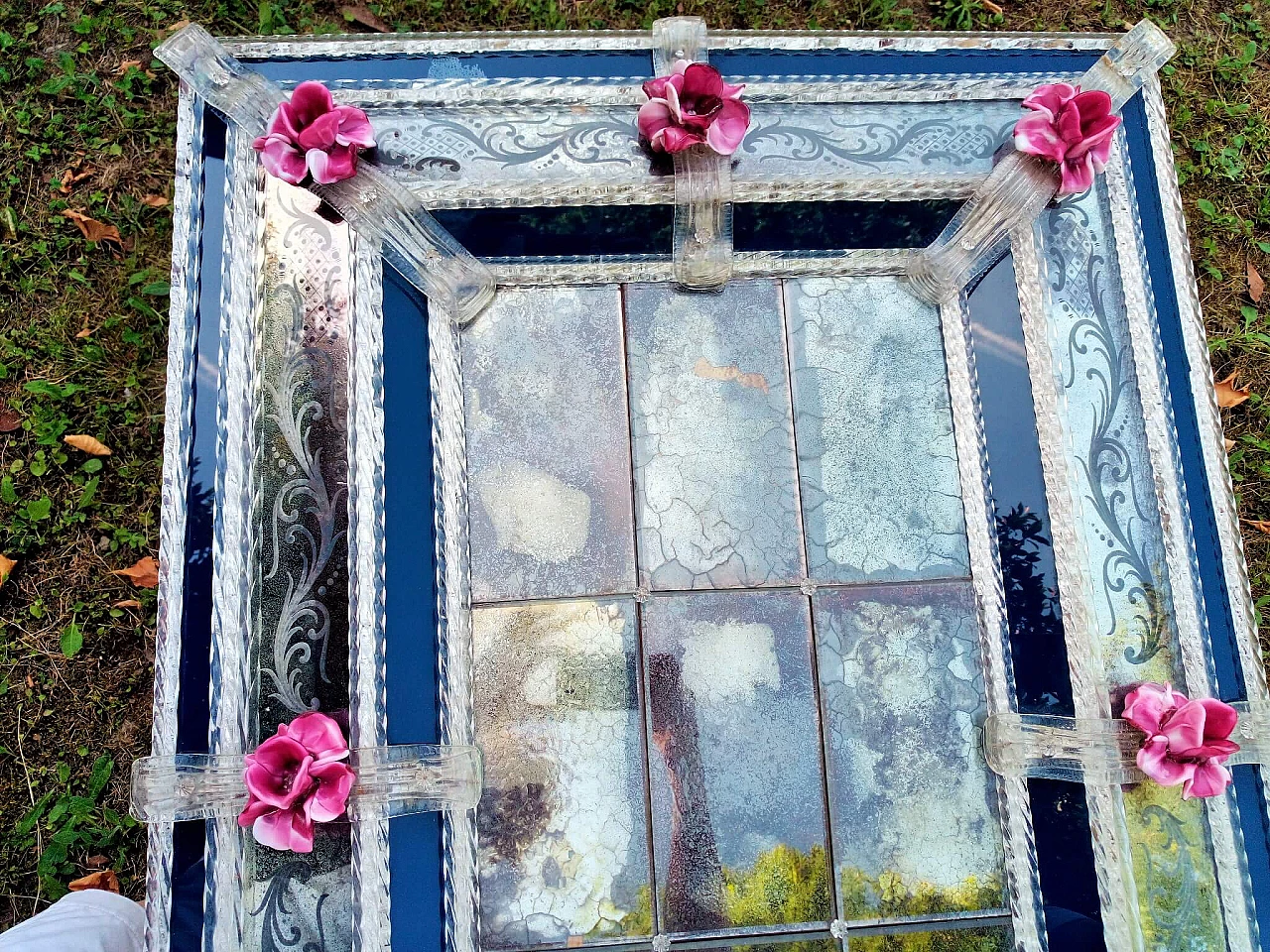 Specchio con cornice e applicazioni floreali in vetro, fine '800 4
