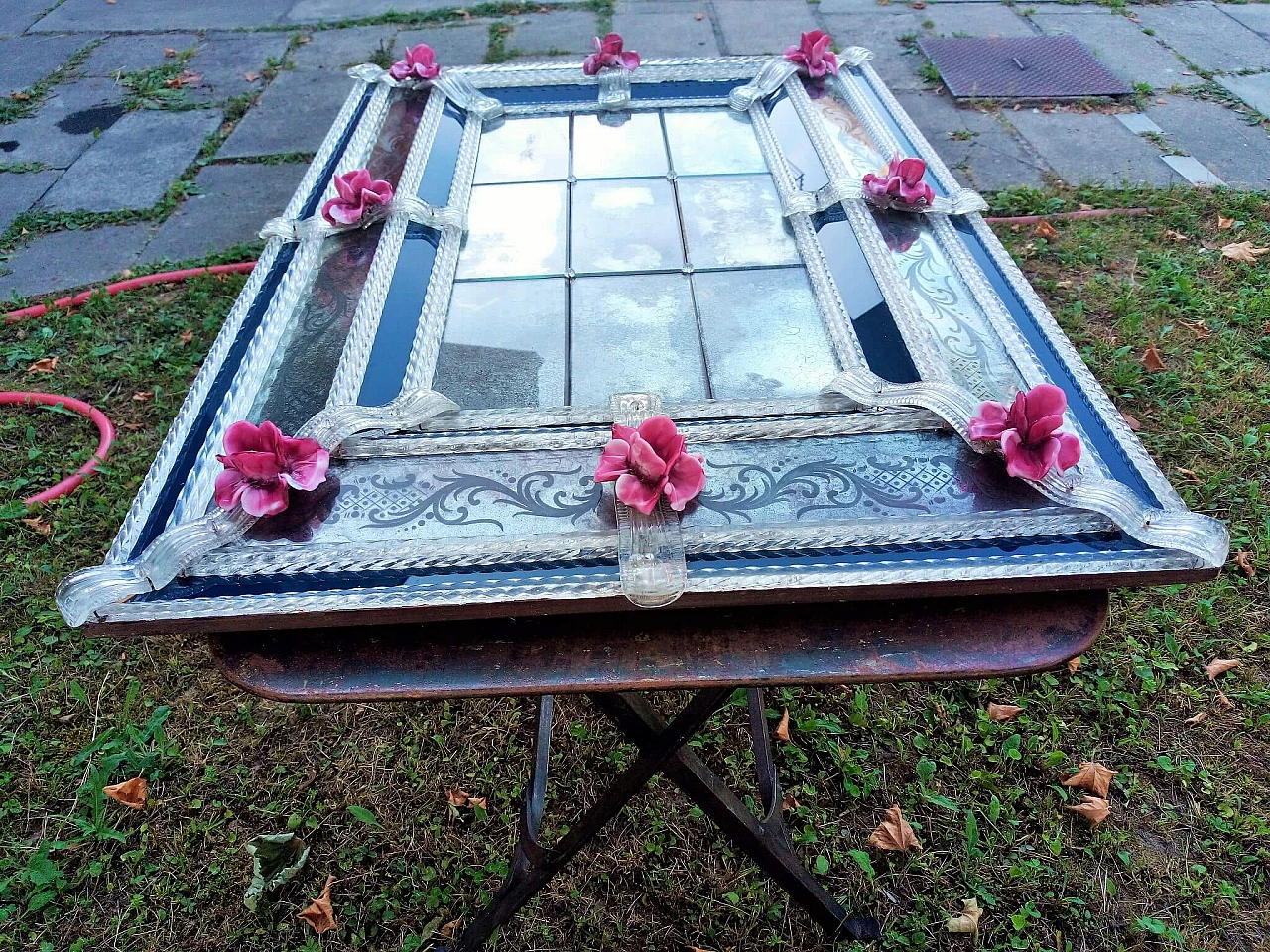 Specchio con cornice e applicazioni floreali in vetro, fine '800 13