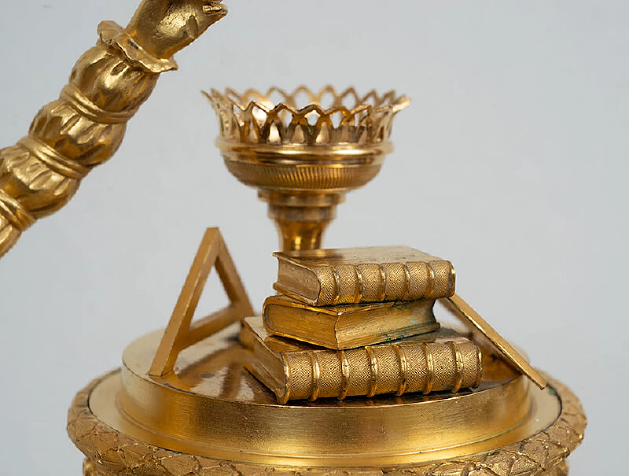 Orologio Impero in bronzo dorato dedicato a Carlo X, inizio '800 6