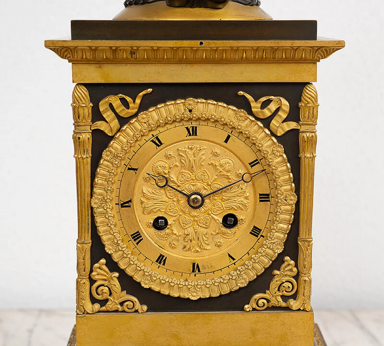 Orologio da tavolo Impero in bronzo dorato e patinato, inizio '800 3