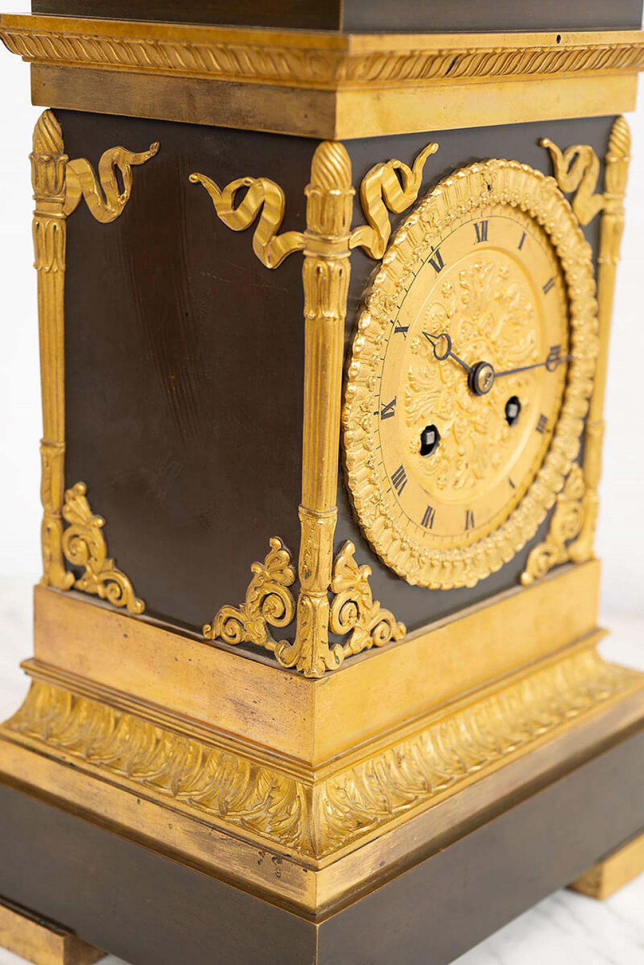Orologio da tavolo Impero in bronzo dorato e patinato, inizio '800 5