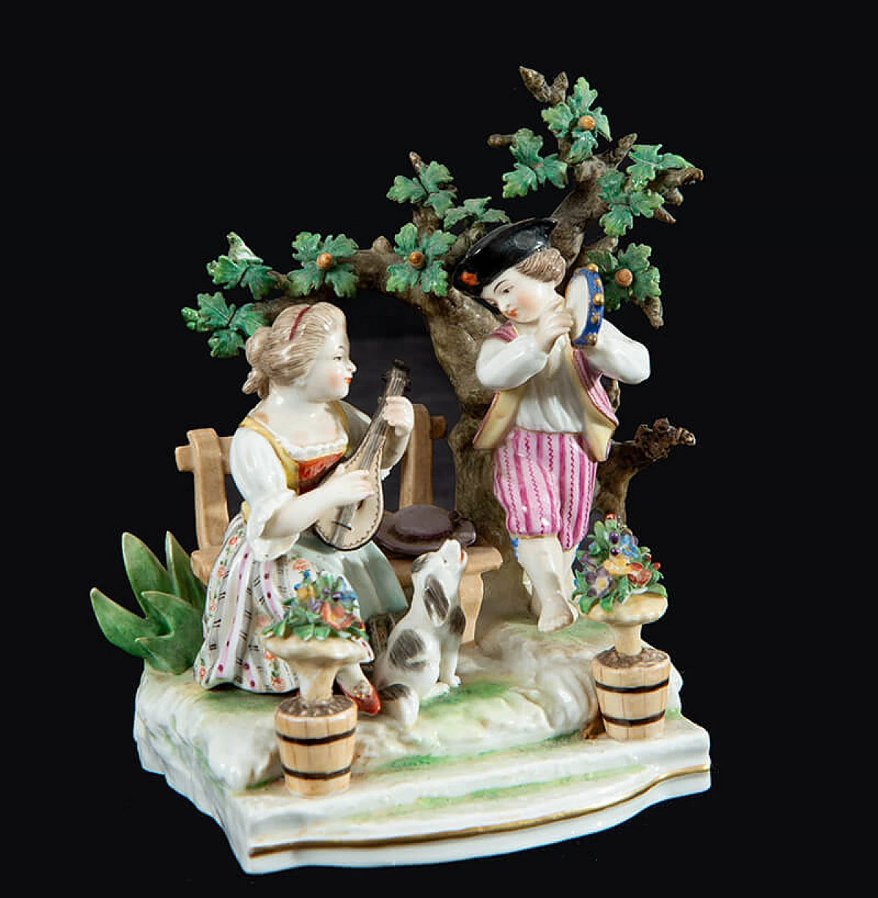 Scultura di coppia di suonatori in porcellana di Capodimonte, inizio '900 1