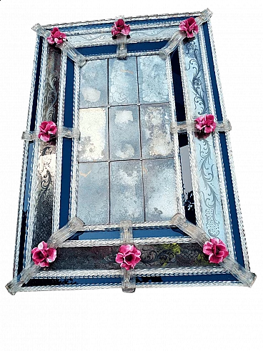 Specchio con cornice e applicazioni floreali in vetro, fine '800