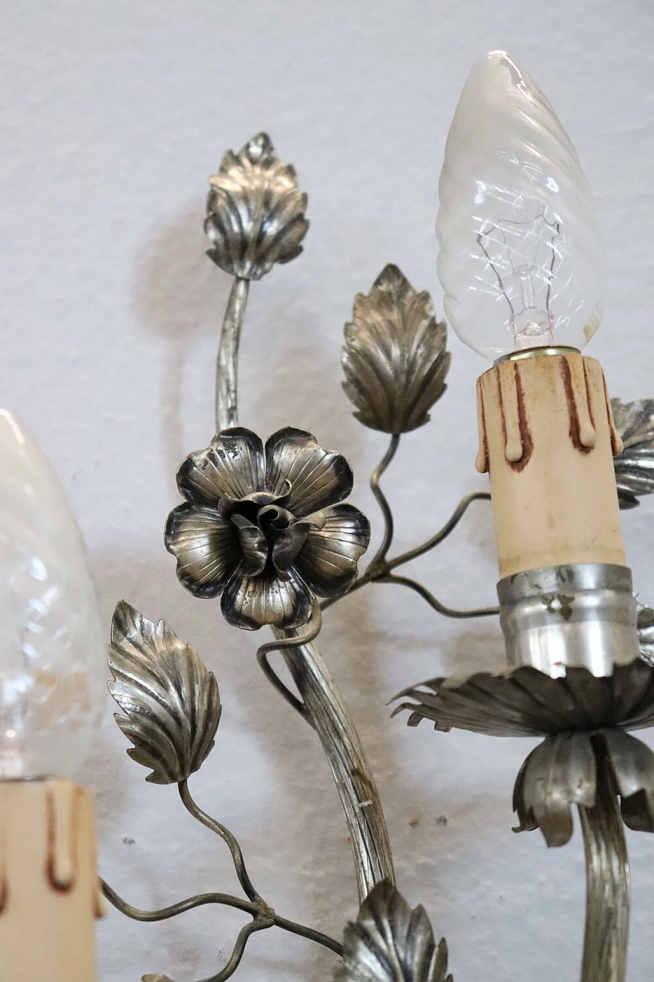Pair of silver metal sconces with floral motif 9
