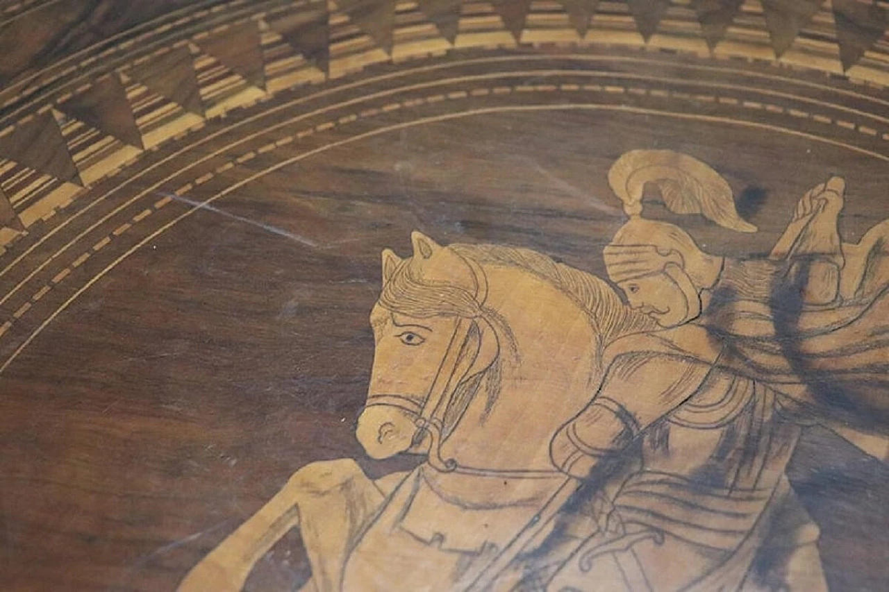 Tavolo rotondo in noce con piano intarsiato, metà '800 7