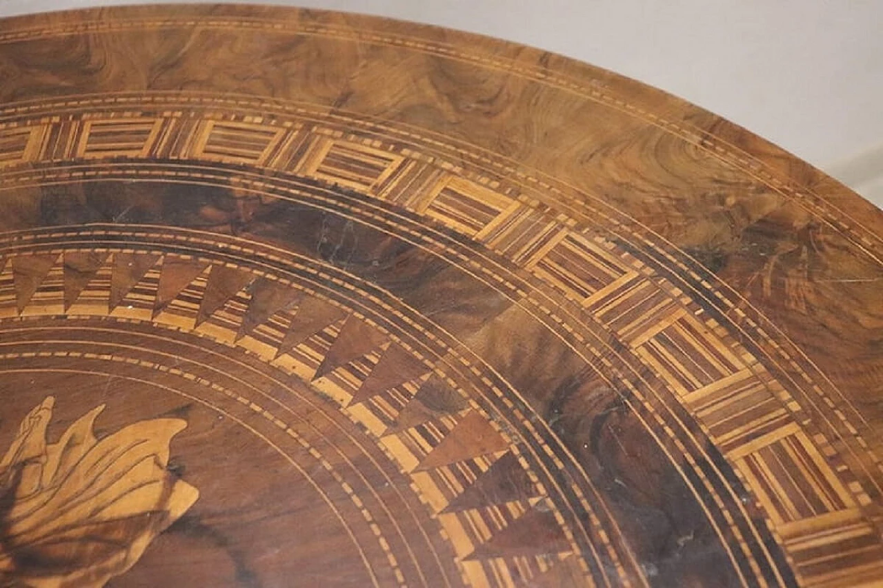 Tavolo rotondo in noce con piano intarsiato, metà '800 8