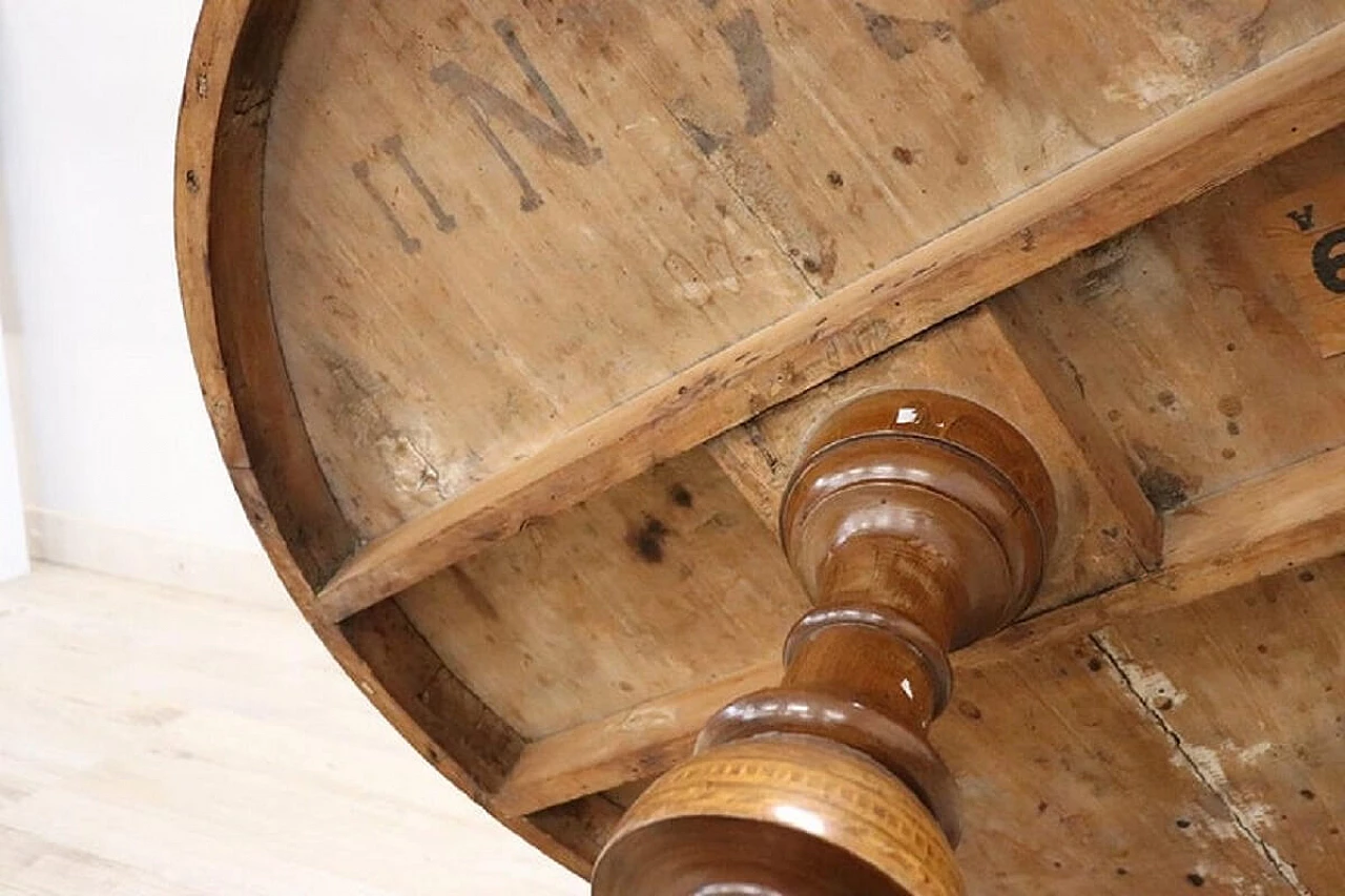 Tavolo rotondo in noce con piano intarsiato, metà '800 10