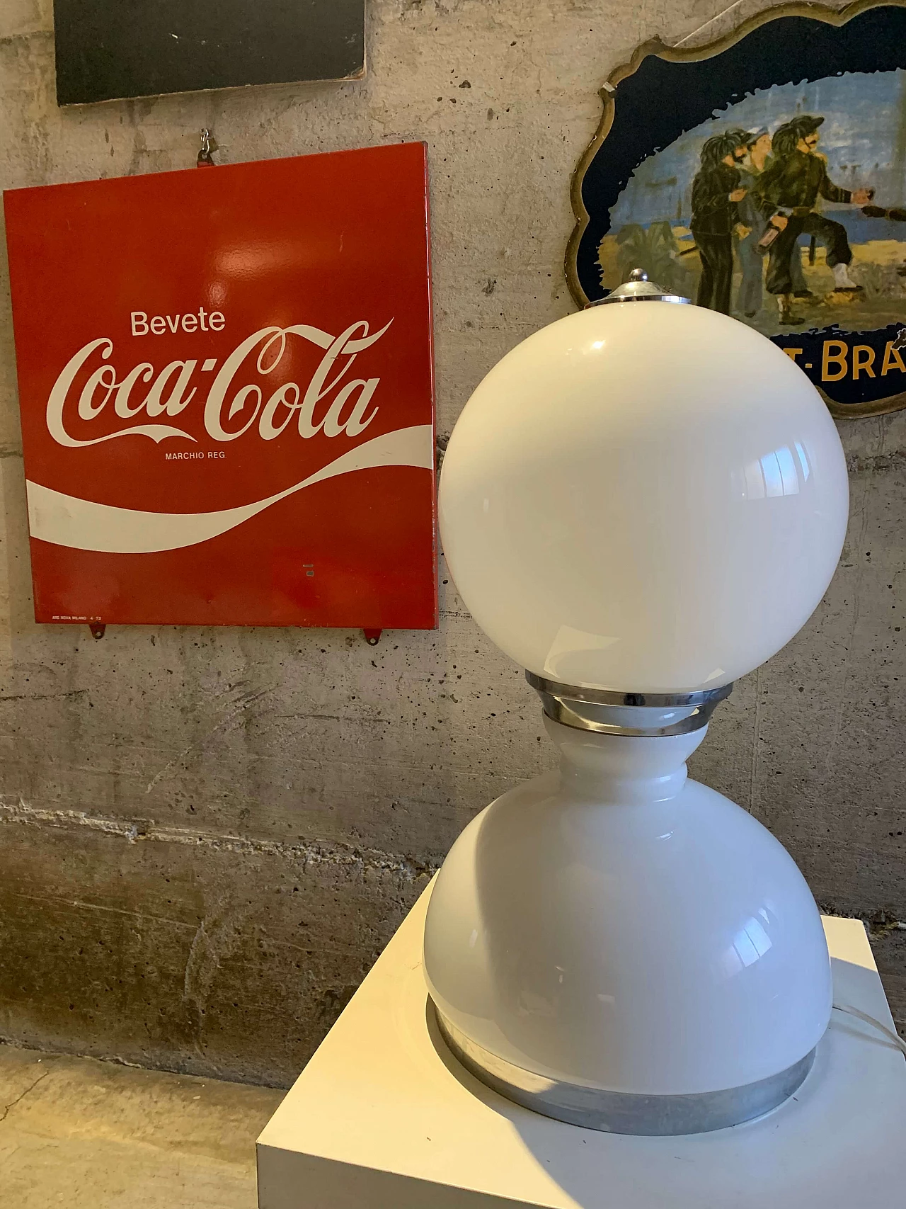 Lampada da tavolo in vetro opalino con base in acciaio, anni '70 2