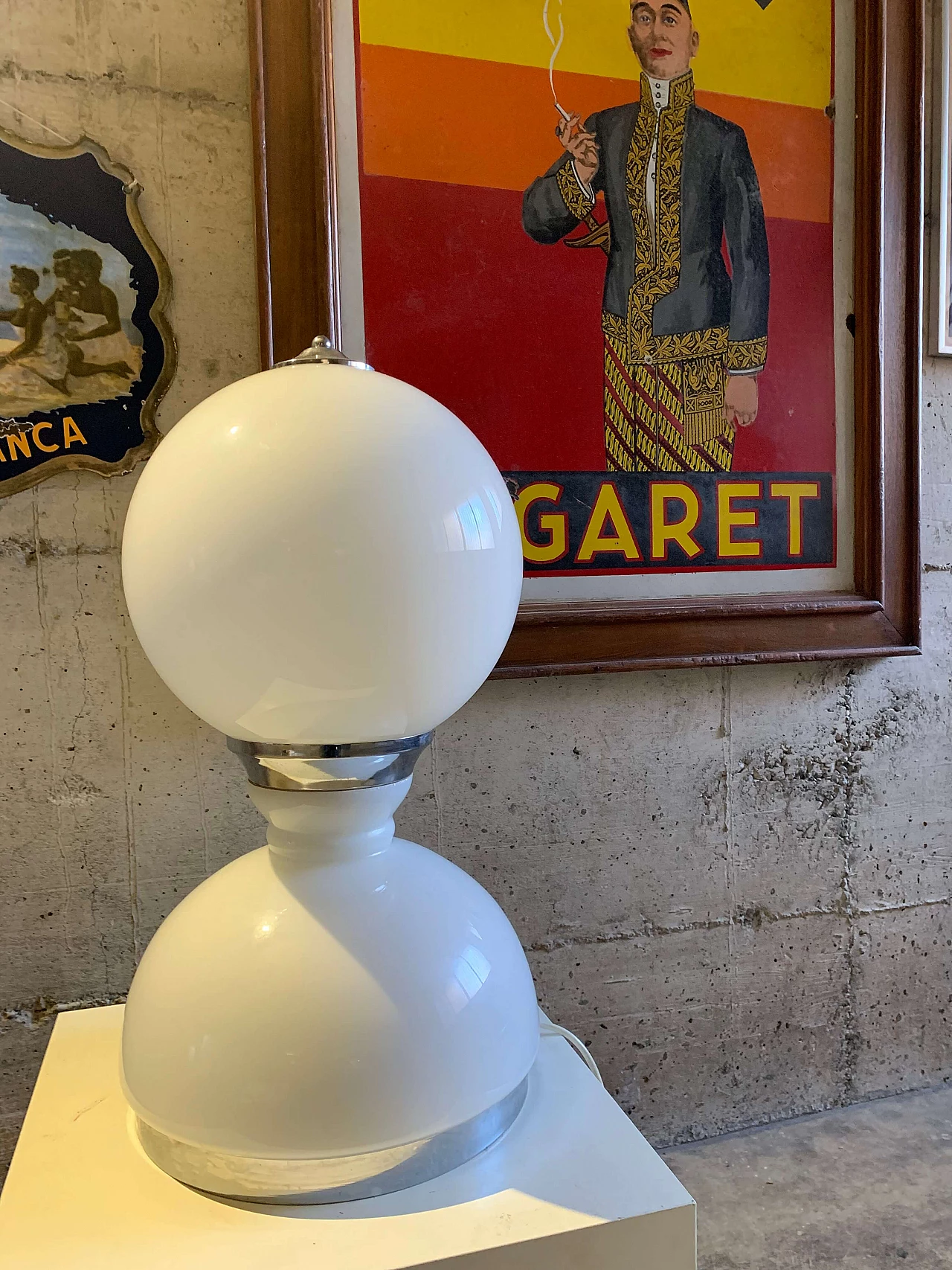 Lampada da tavolo in vetro opalino con base in acciaio, anni '70 3