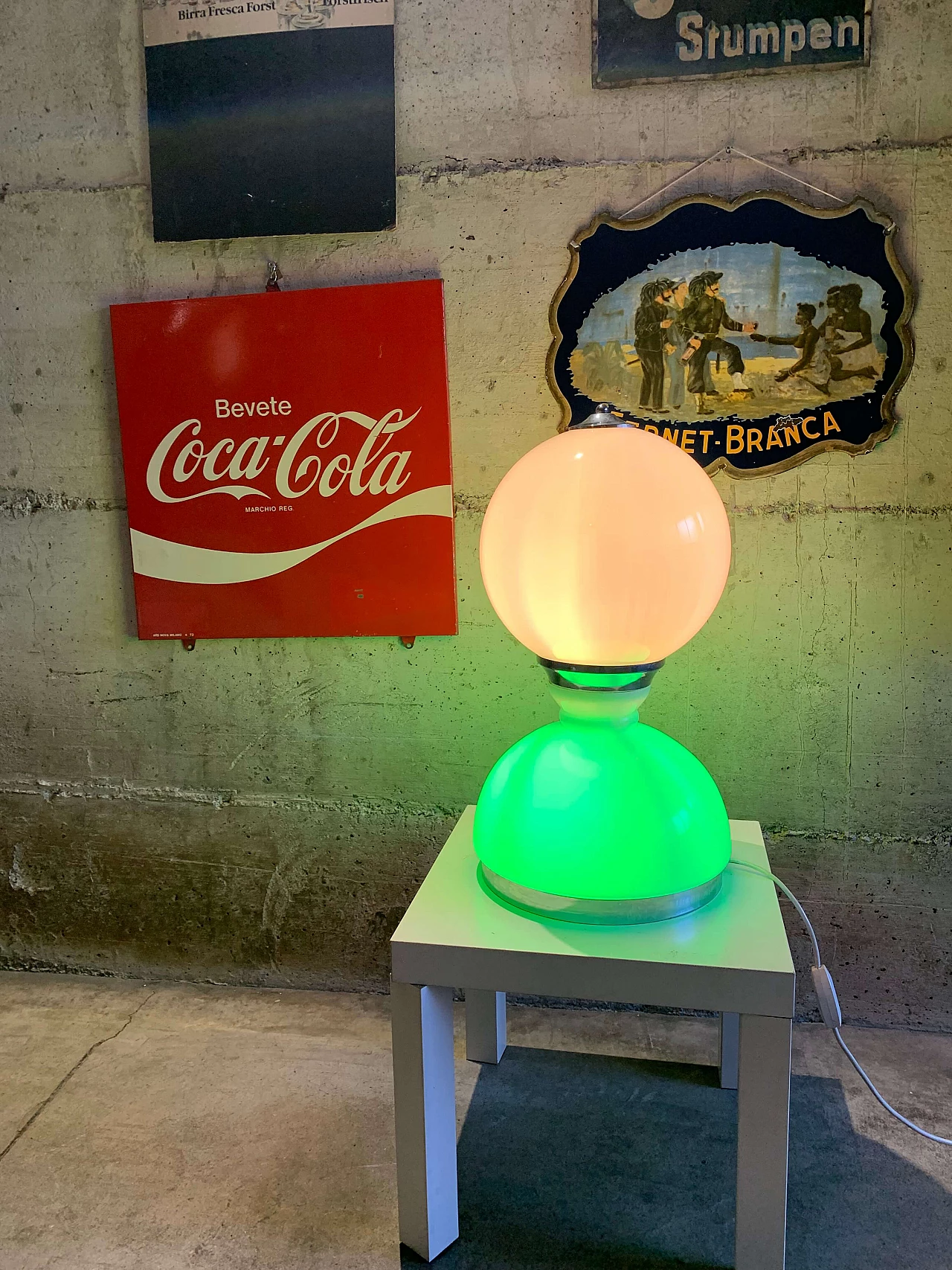 Lampada da tavolo in vetro opalino con base in acciaio, anni '70 4