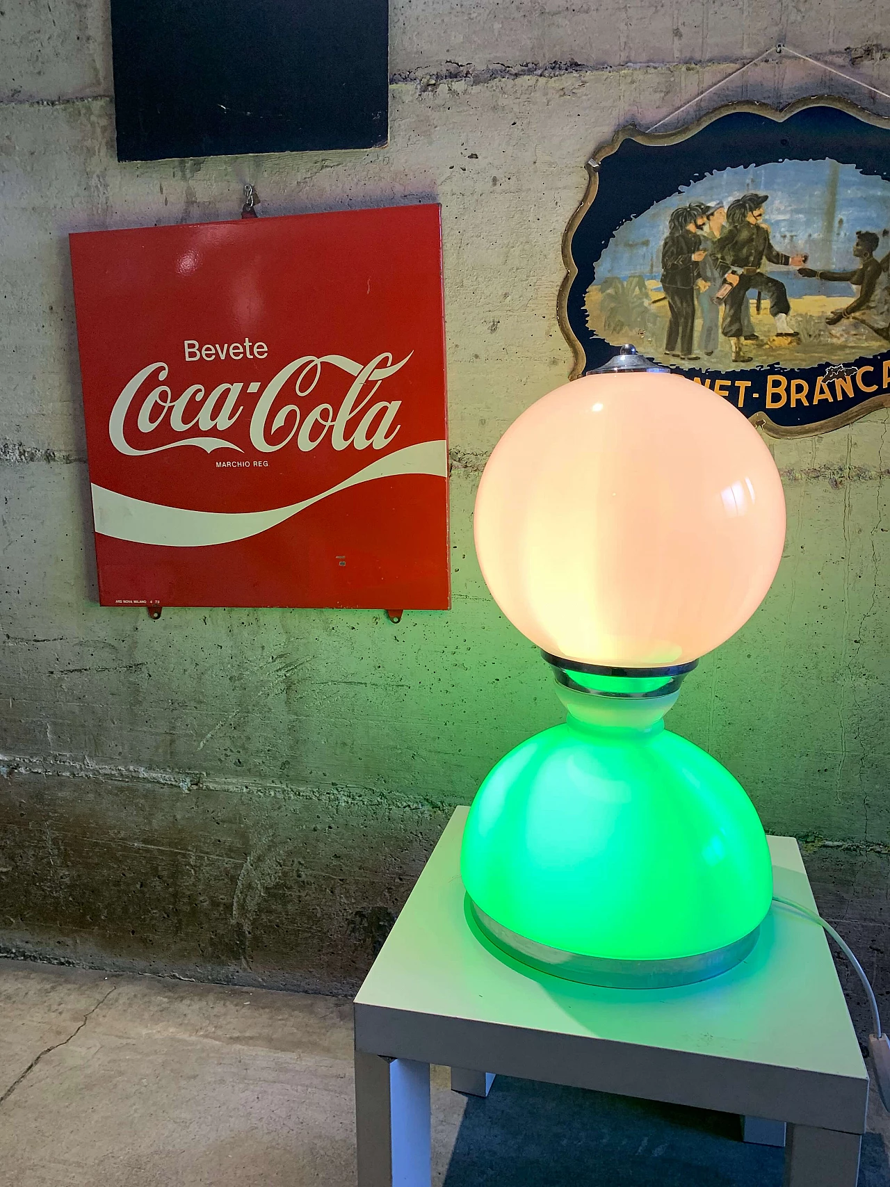 Lampada da tavolo in vetro opalino con base in acciaio, anni '70 5