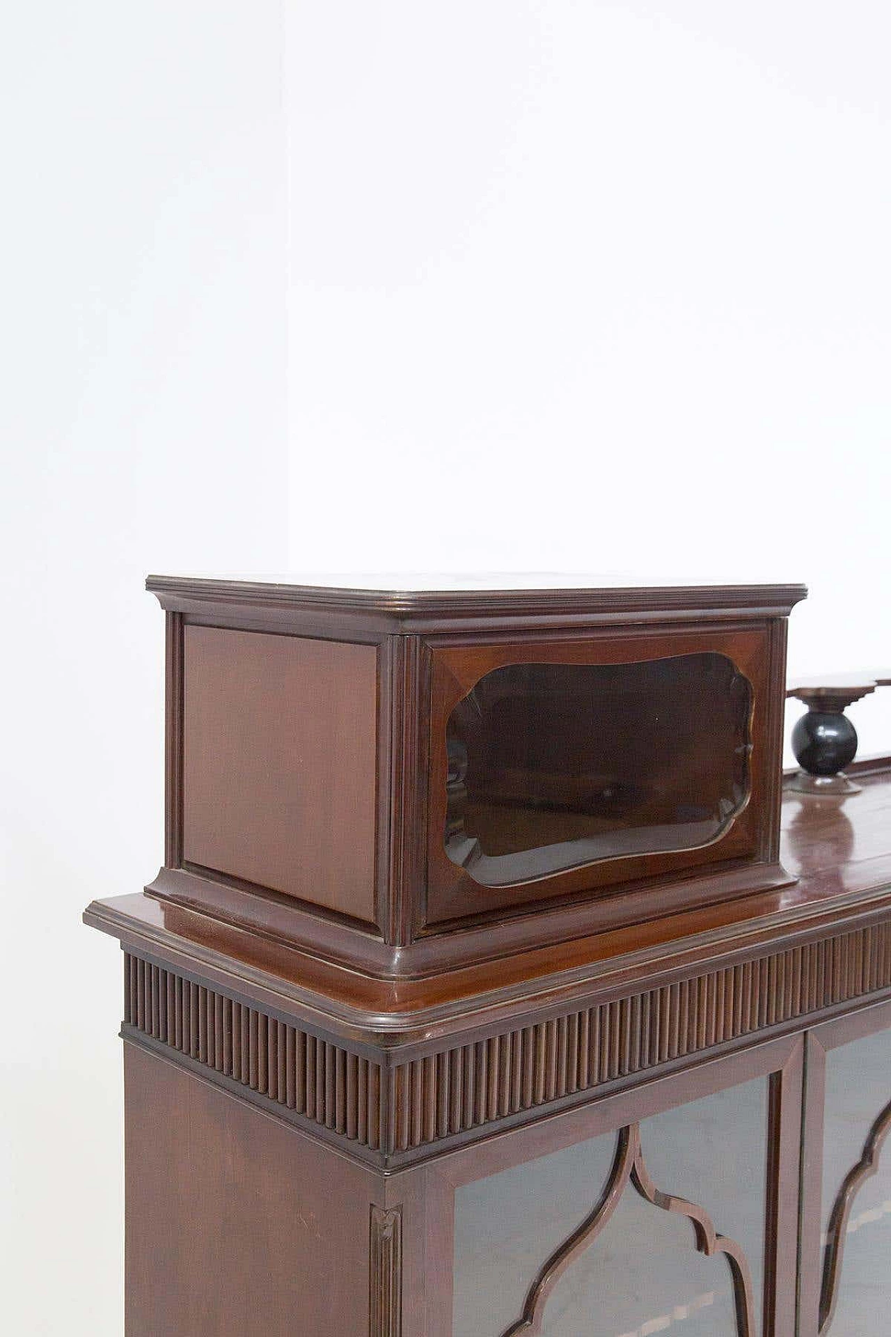 Vetrina in legno con gambe a esse, anni '30 3