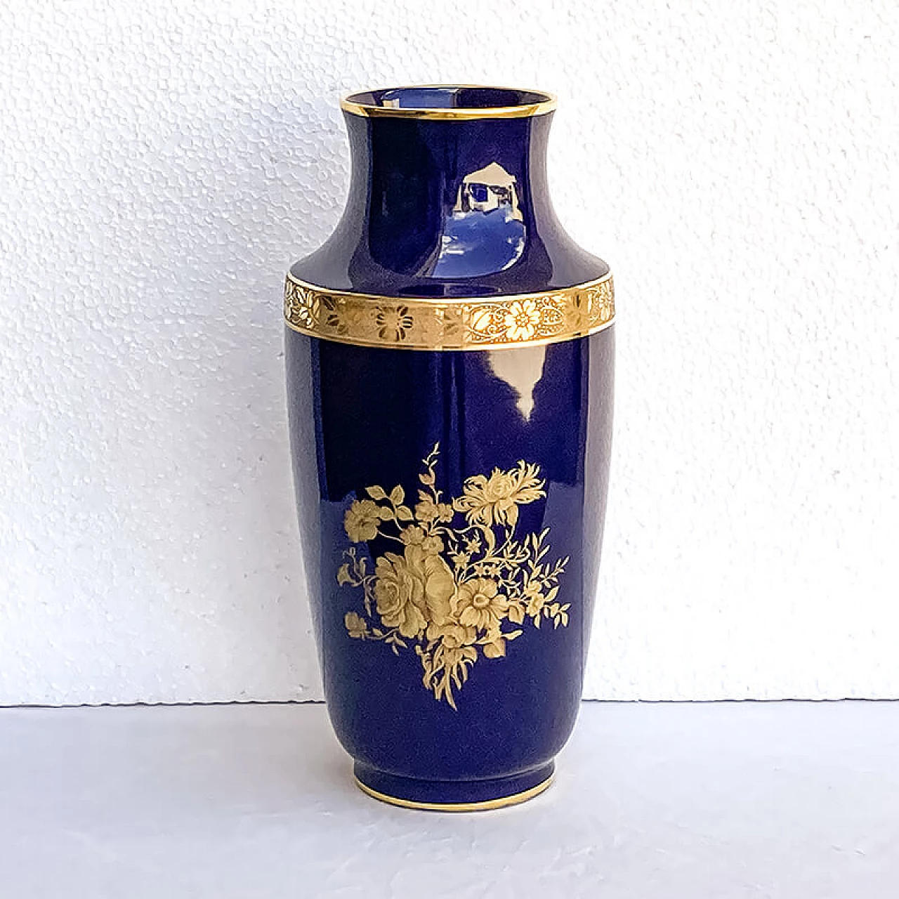 Vaso in porcellana Limoges blu con decorazioni dorate, anni '60 4