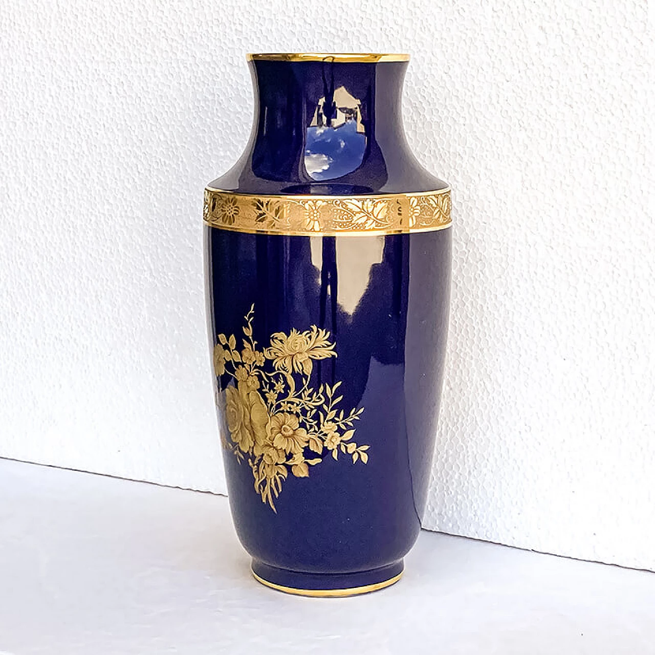Vaso in porcellana Limoges blu con decorazioni dorate, anni '60 5