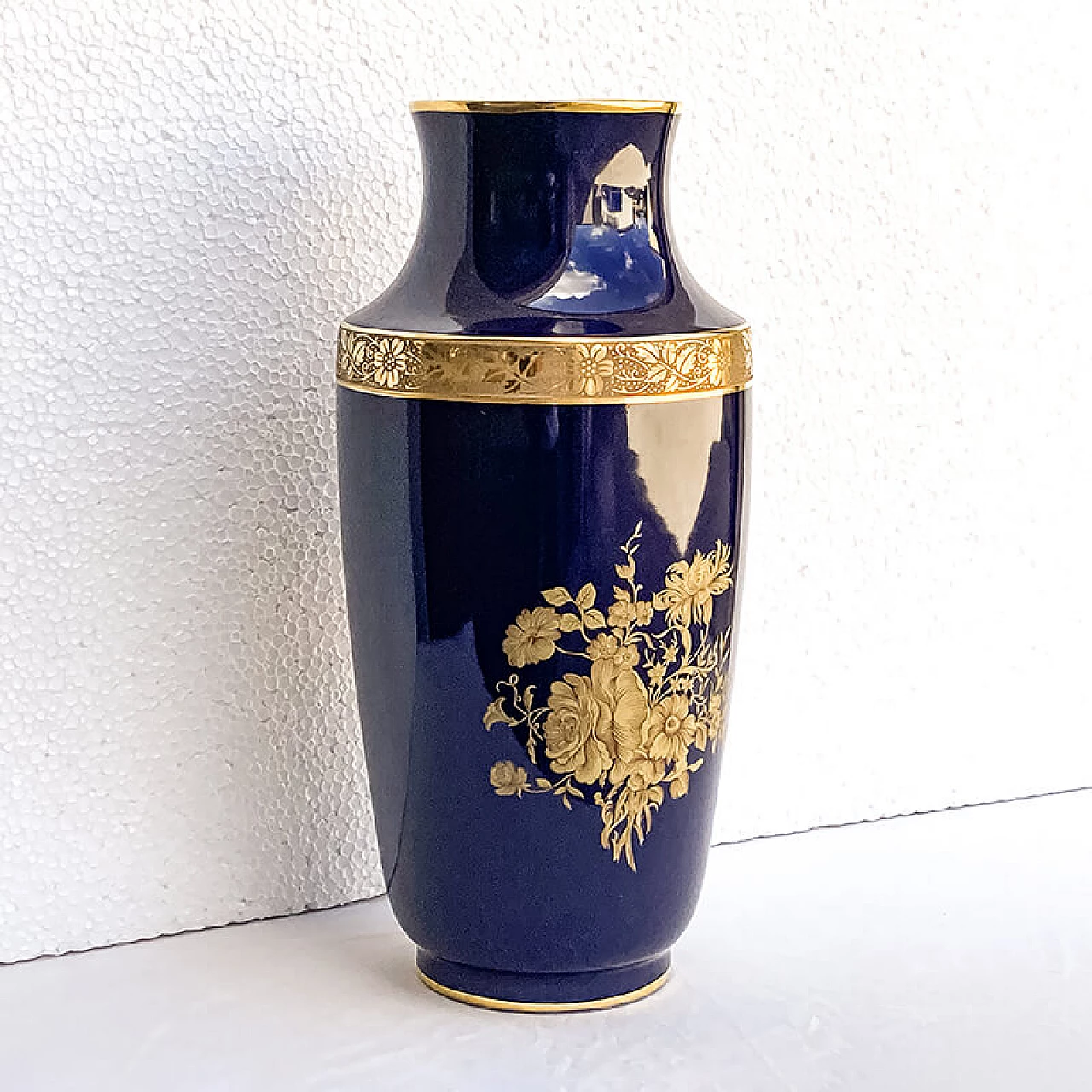 Vaso in porcellana Limoges blu con decorazioni dorate, anni '60 6
