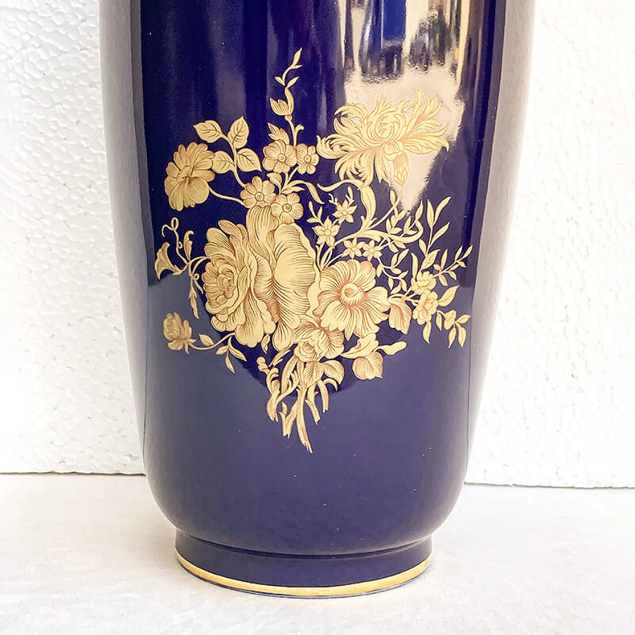 Vaso in porcellana Limoges blu con decorazioni dorate, anni '60 7