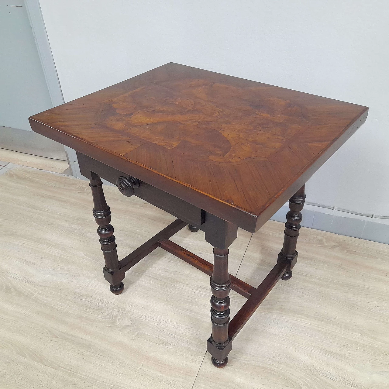 Reel side table in solid walnut with panelled top, 19th century 1