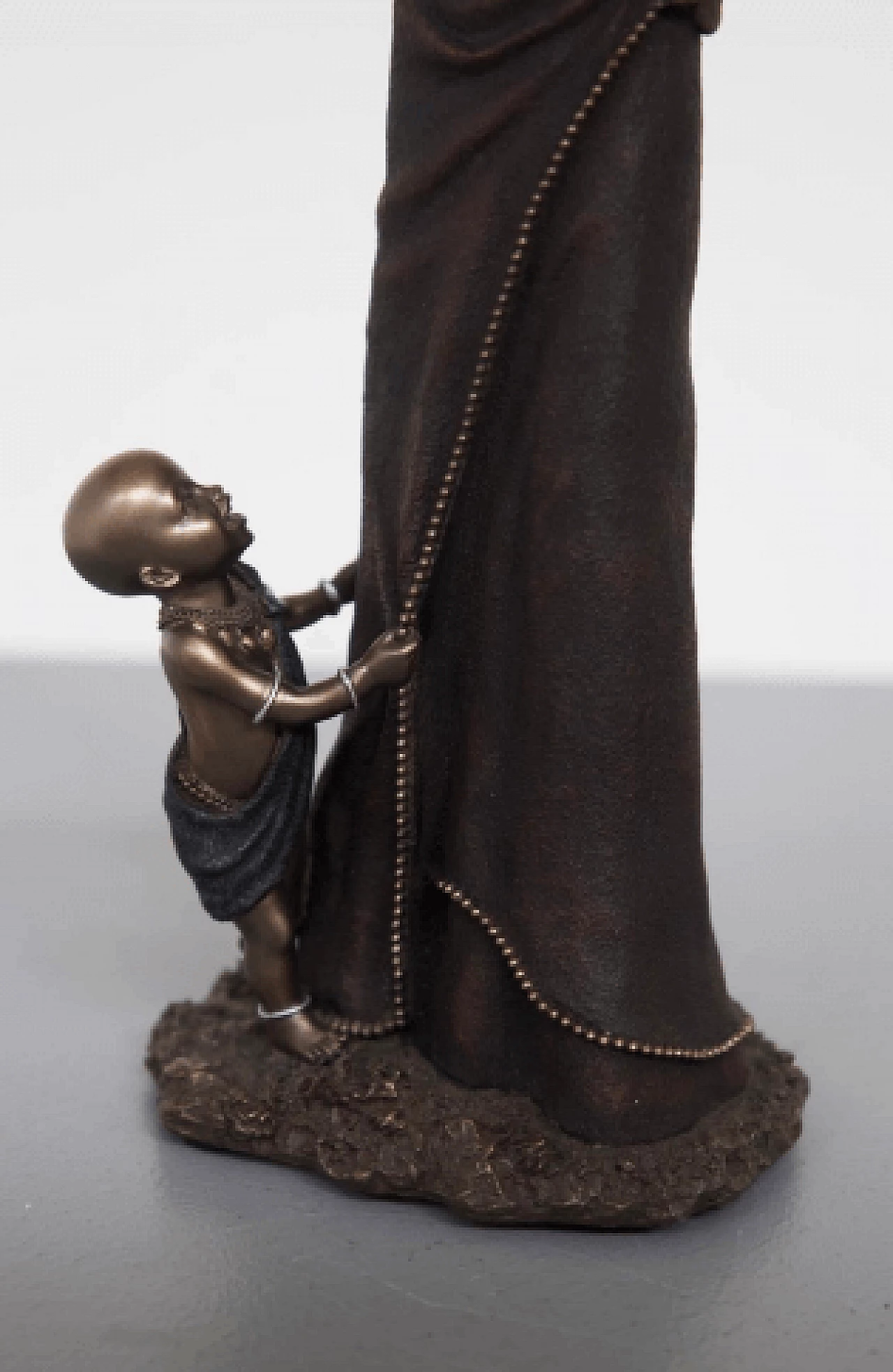 Scultura in resina di donna e bambini Masai 2