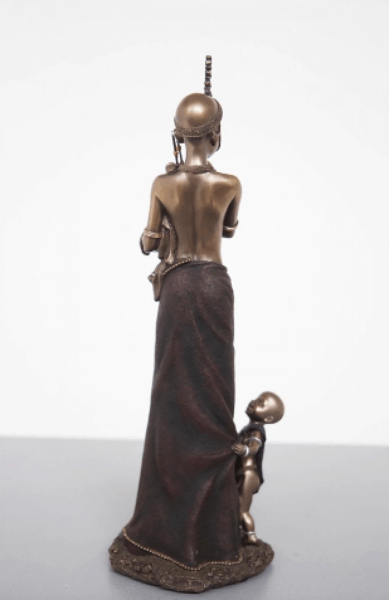 Scultura in resina di donna e bambini Masai 6