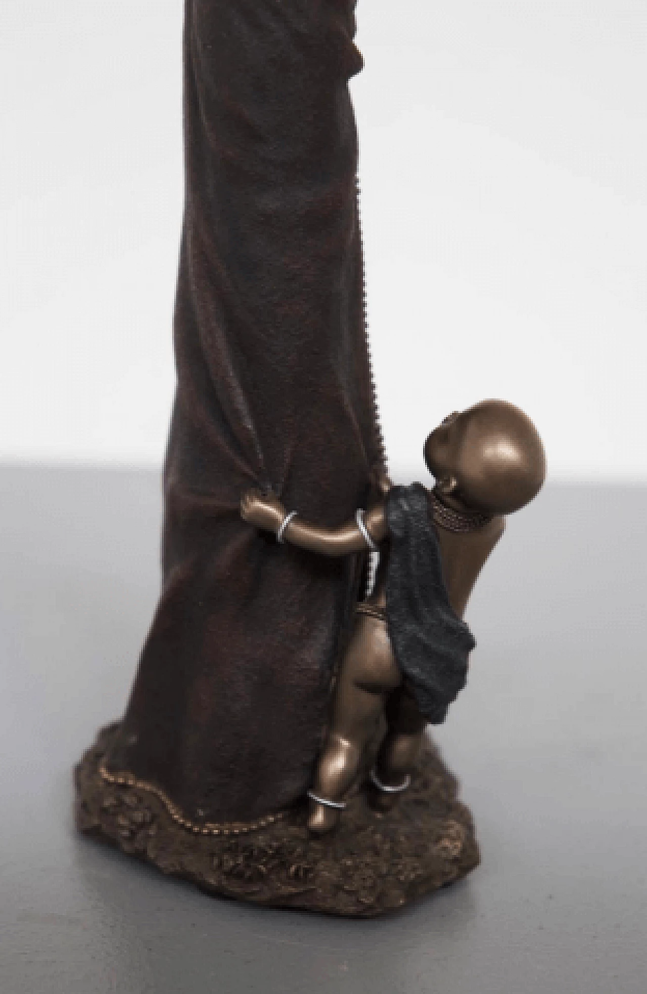 Scultura in resina di donna e bambini Masai 7