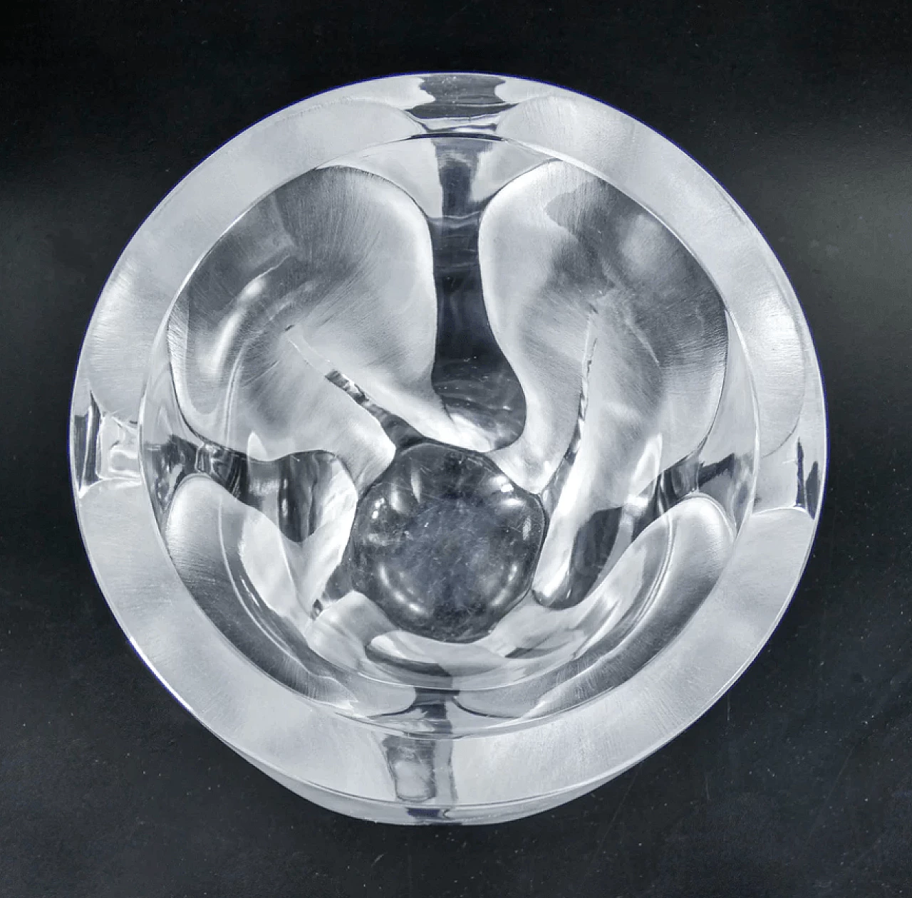 Ingrid crystal vase by Lalique, 1950s | intOndo