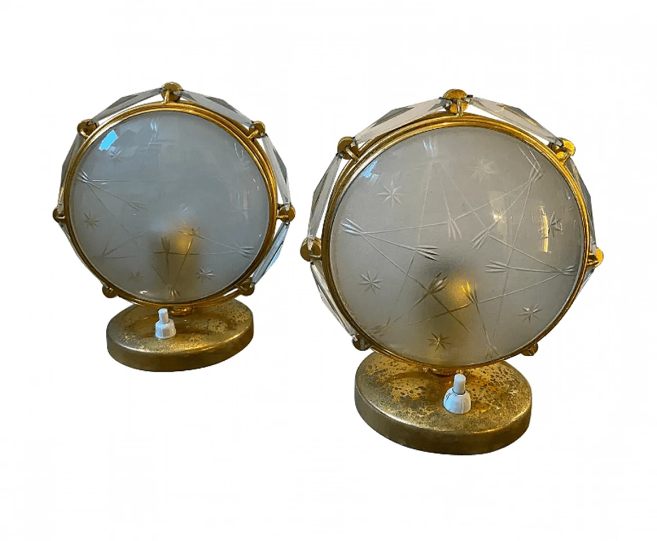 Coppia di lampade da comodino in ottone e vetro inciso attribuite a Pietro Chiesa, anni '50 1