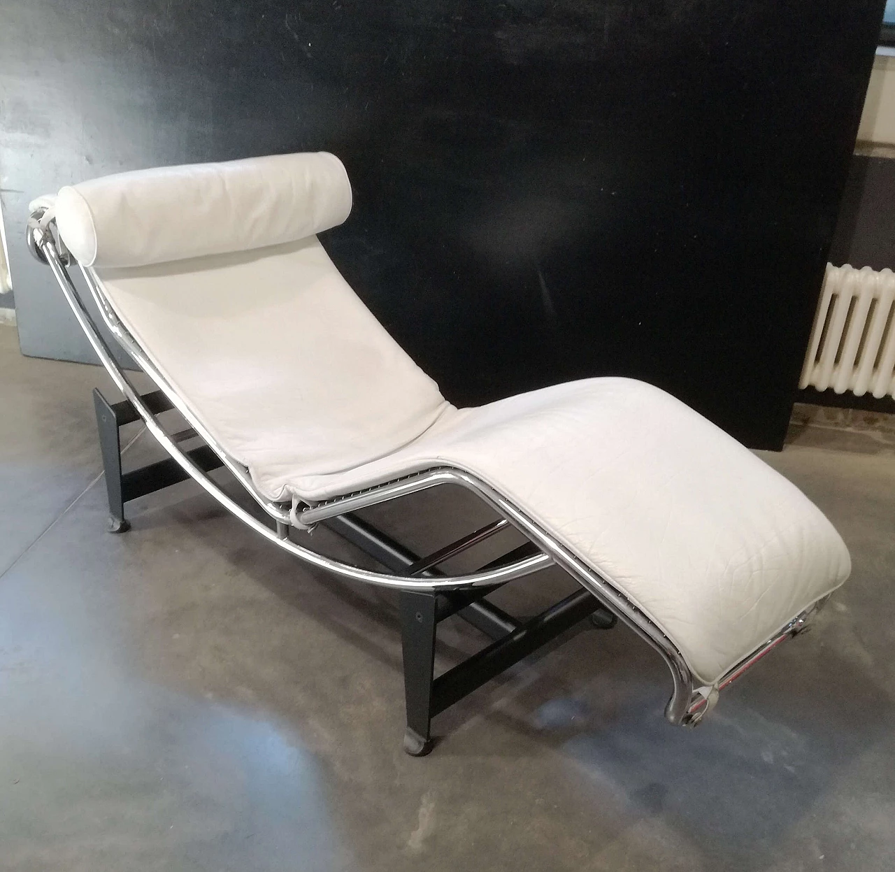 Chaise longue basculante in pelle bianca di Alivar, anni '90 1