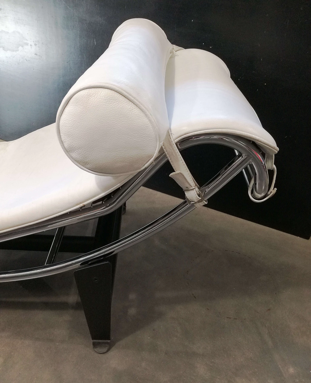 Chaise longue basculante in pelle bianca di Alivar, anni '90 12