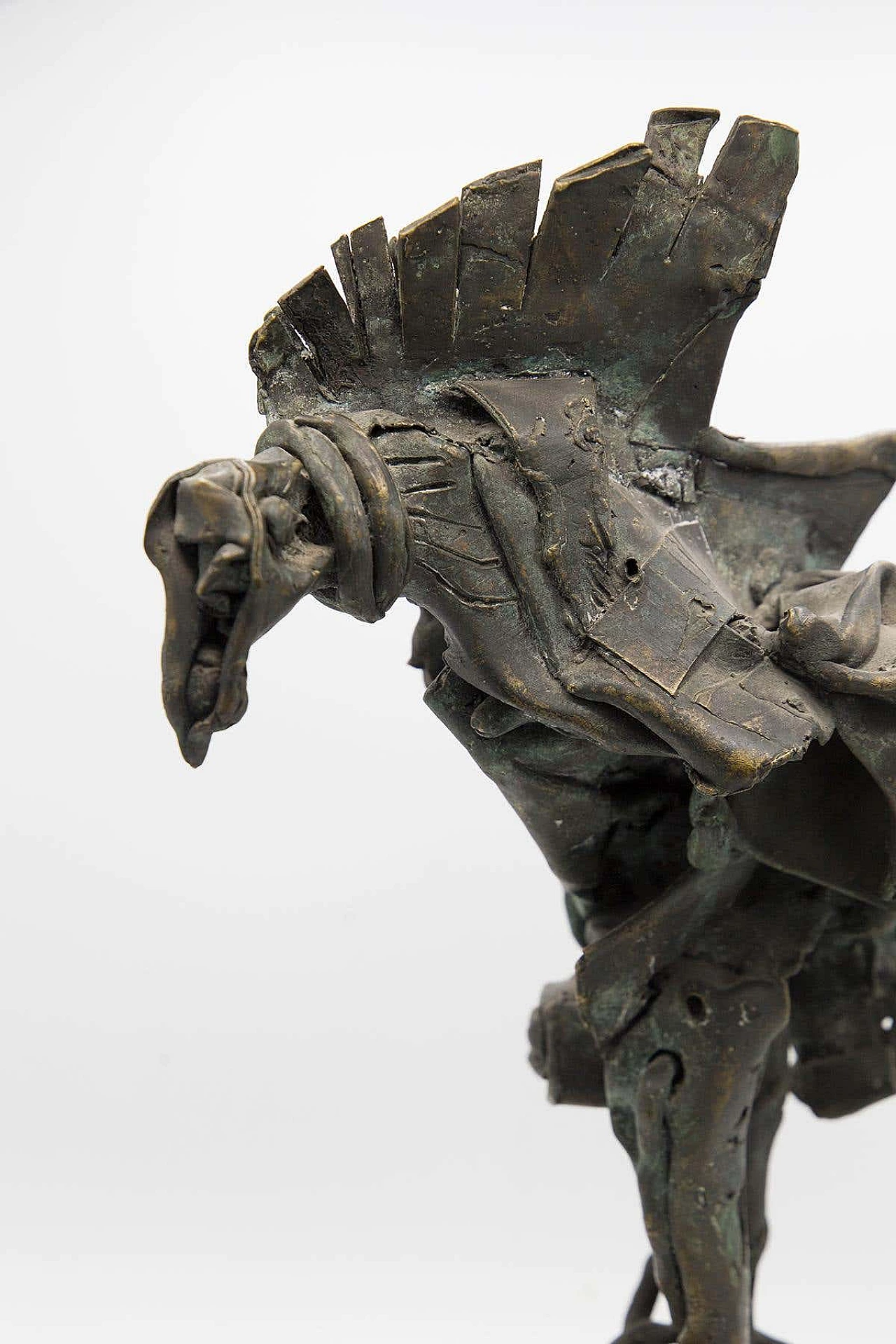 Scultura brutalista in bronzo di uccello mitologico su base in travertino, anni '50 1
