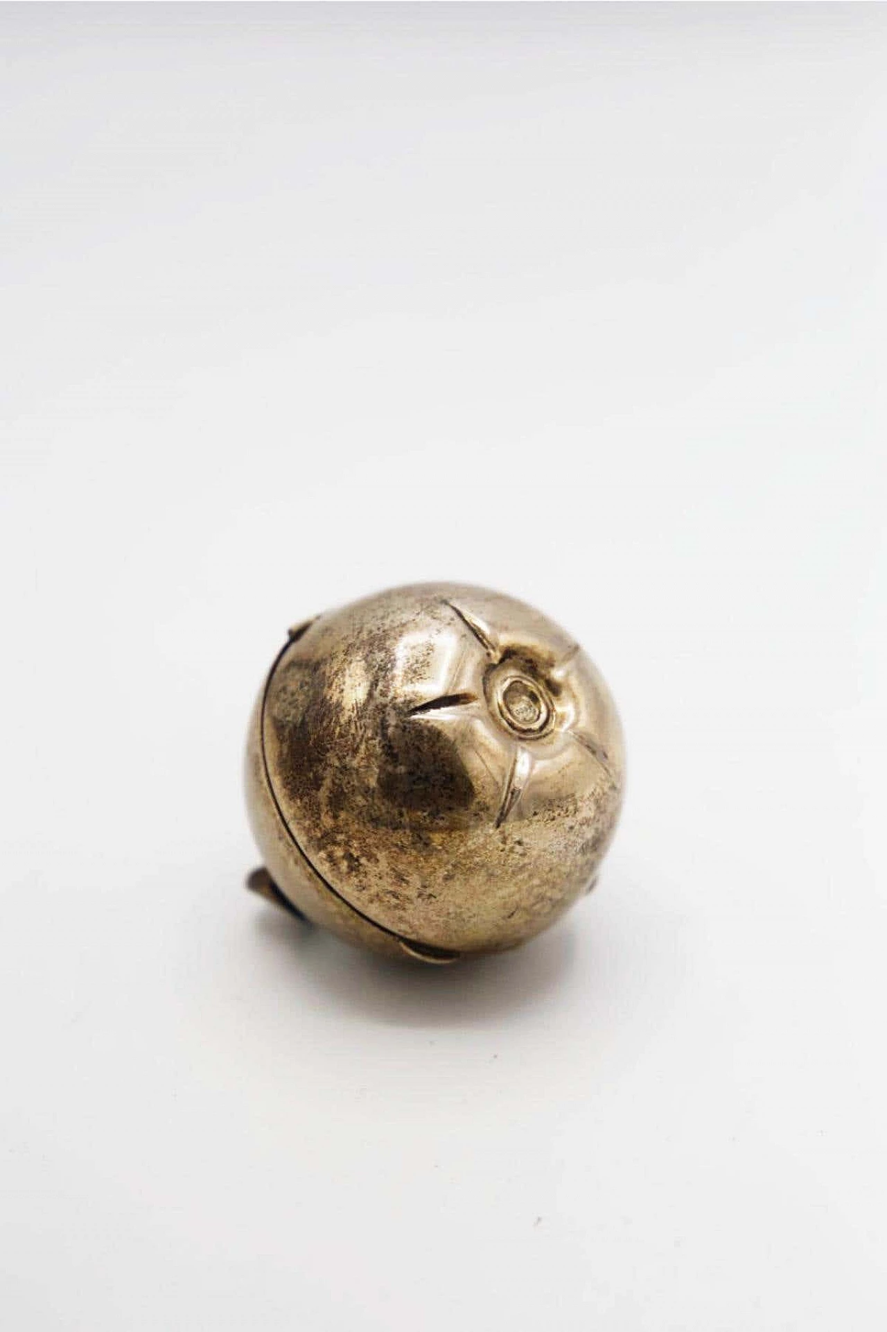 Apple-shaped gilded metal pillbox, 1950s 3