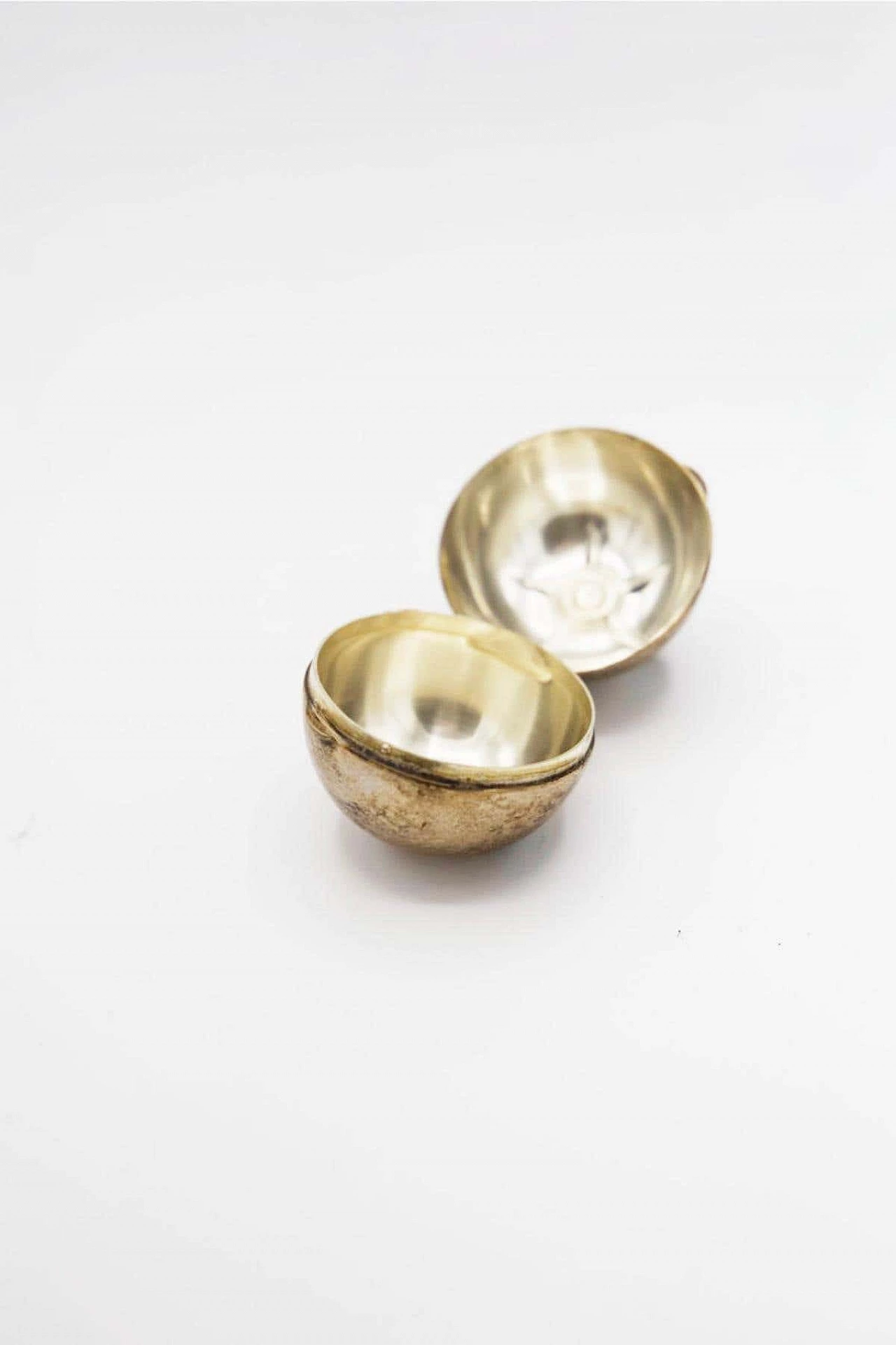 Apple-shaped gilded metal pillbox, 1950s 5