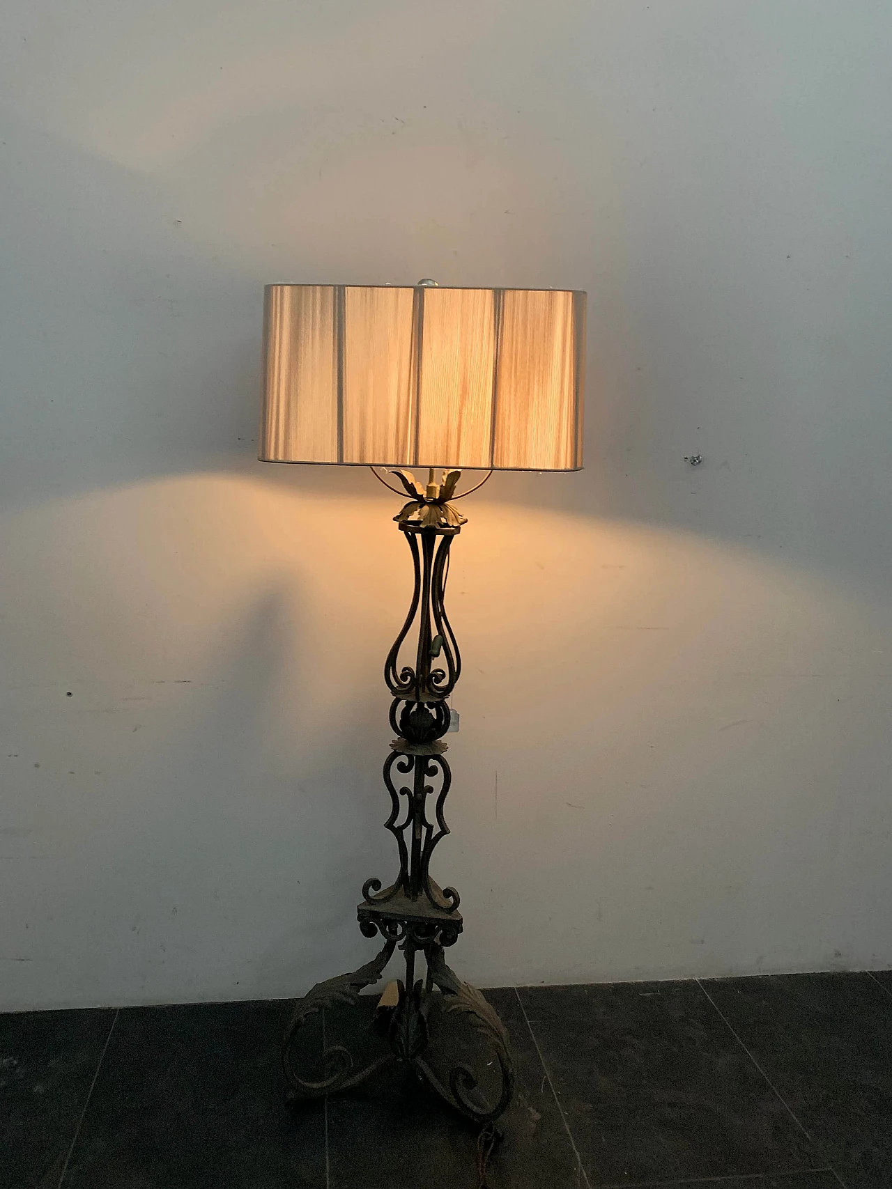 Lampada da terra in ferro battuto, fine '800 15