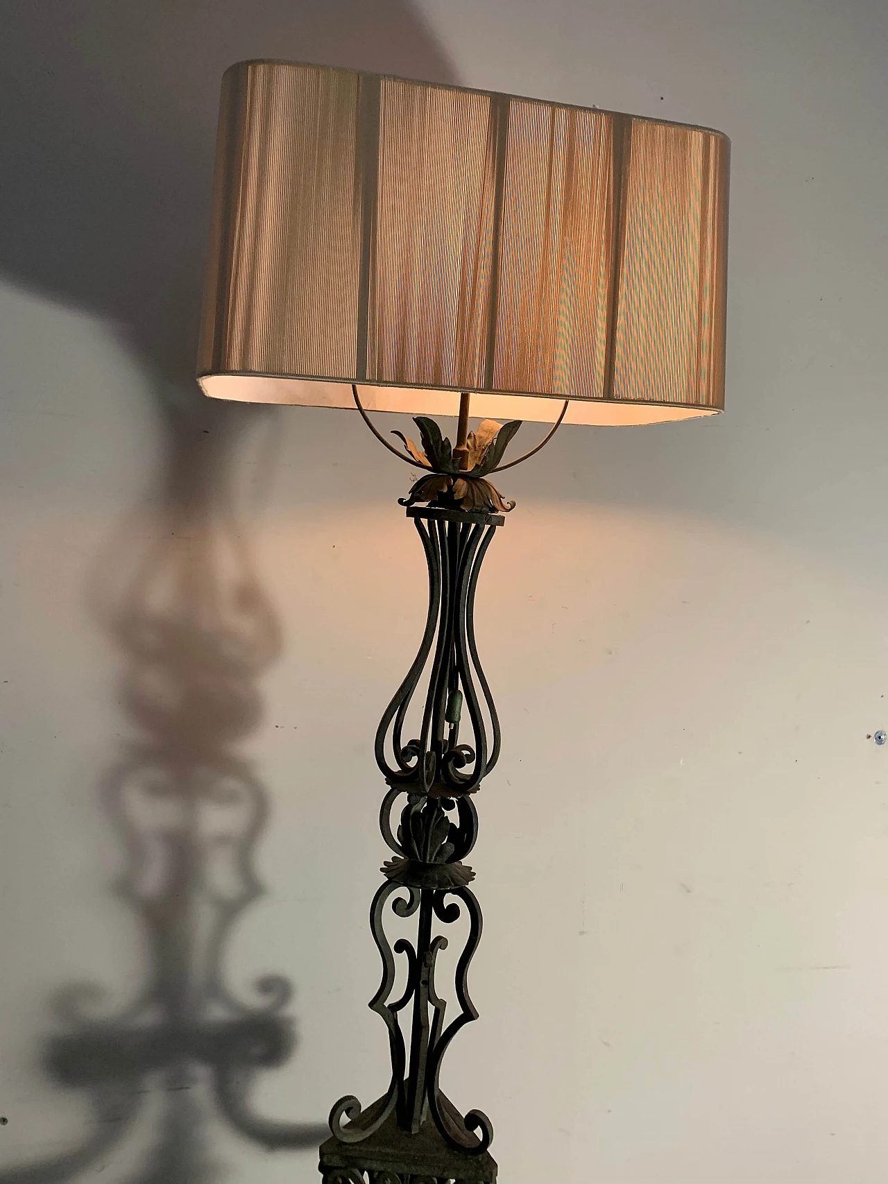 Lampada da terra in ferro battuto, fine '800 17